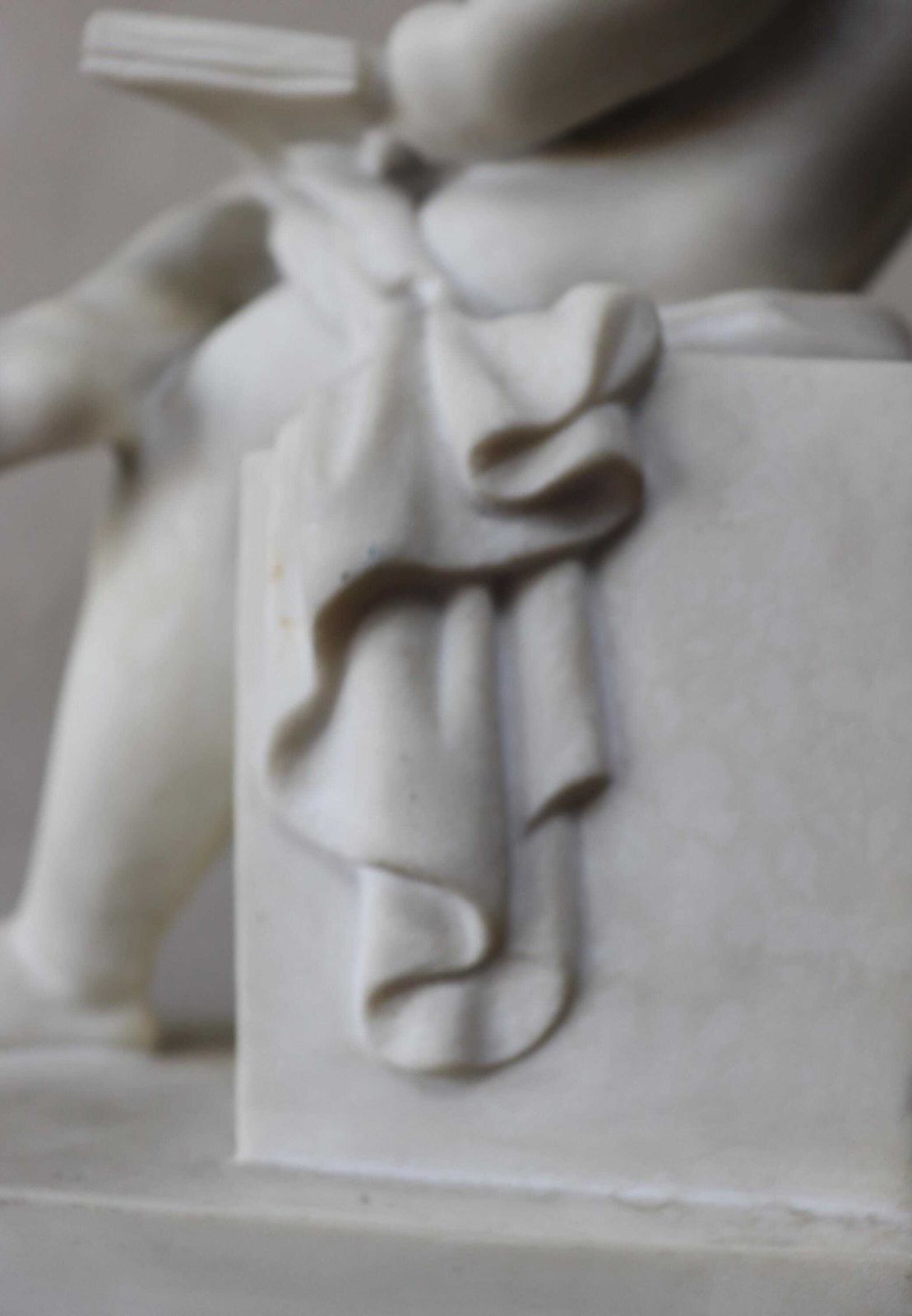 photo vintage Classic Marble Statue Of A Reading Child Italian Neoclassical Sculpture Style (St.284)