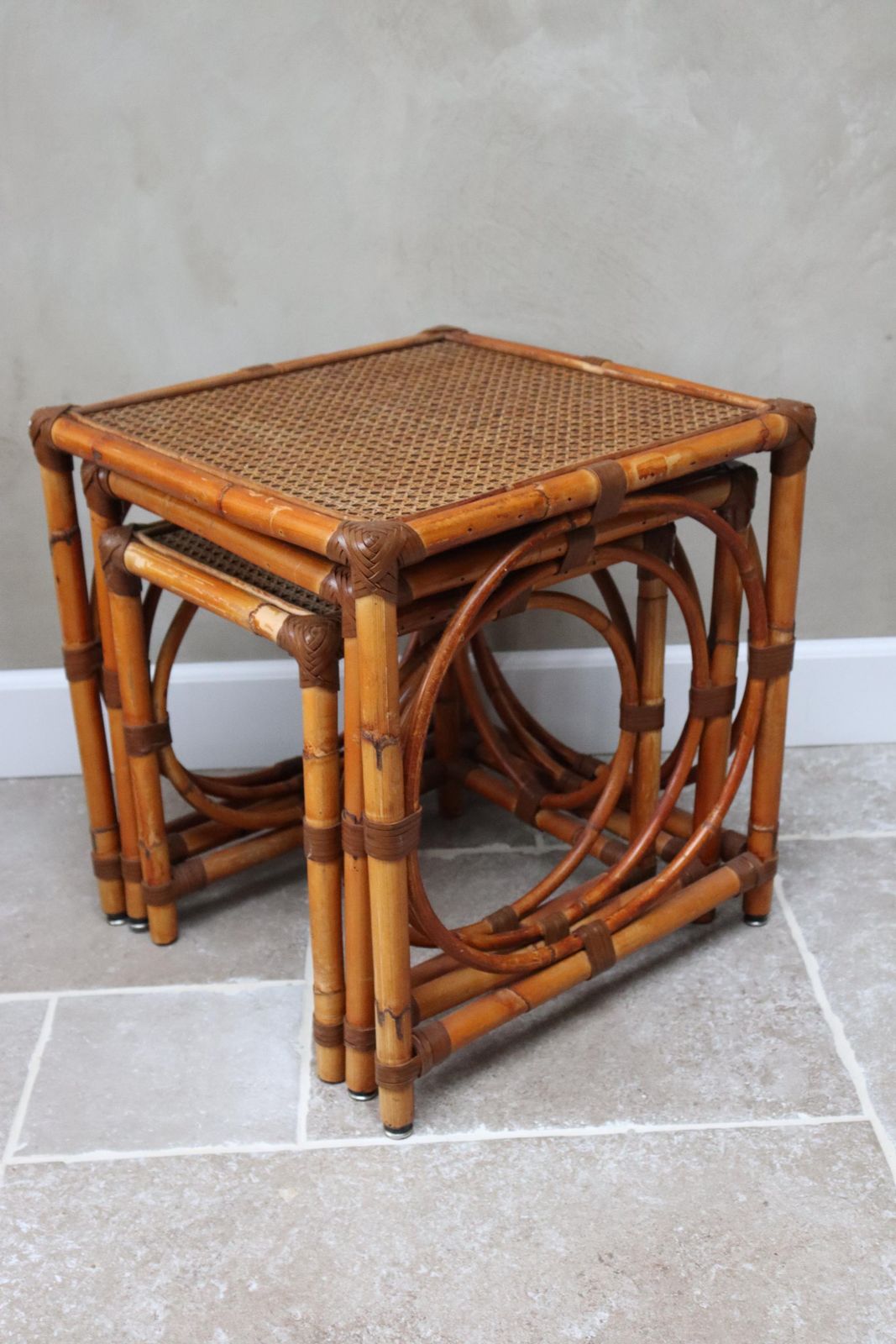 photo vinterior Set Of Vintage Natural Rattan Nesting Tables (St. 280)