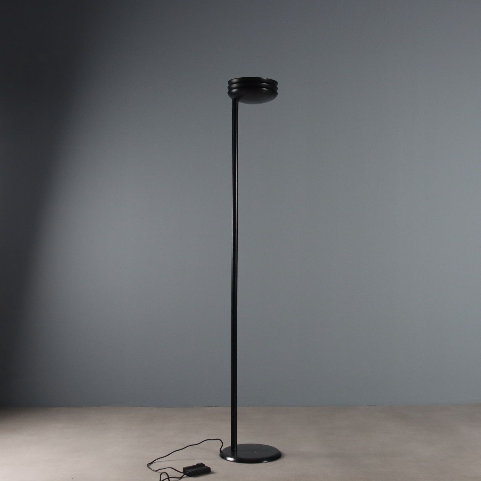 Vintage Floor Lamp Enamelled Aluminium Design Italy 1980s photo 320.0