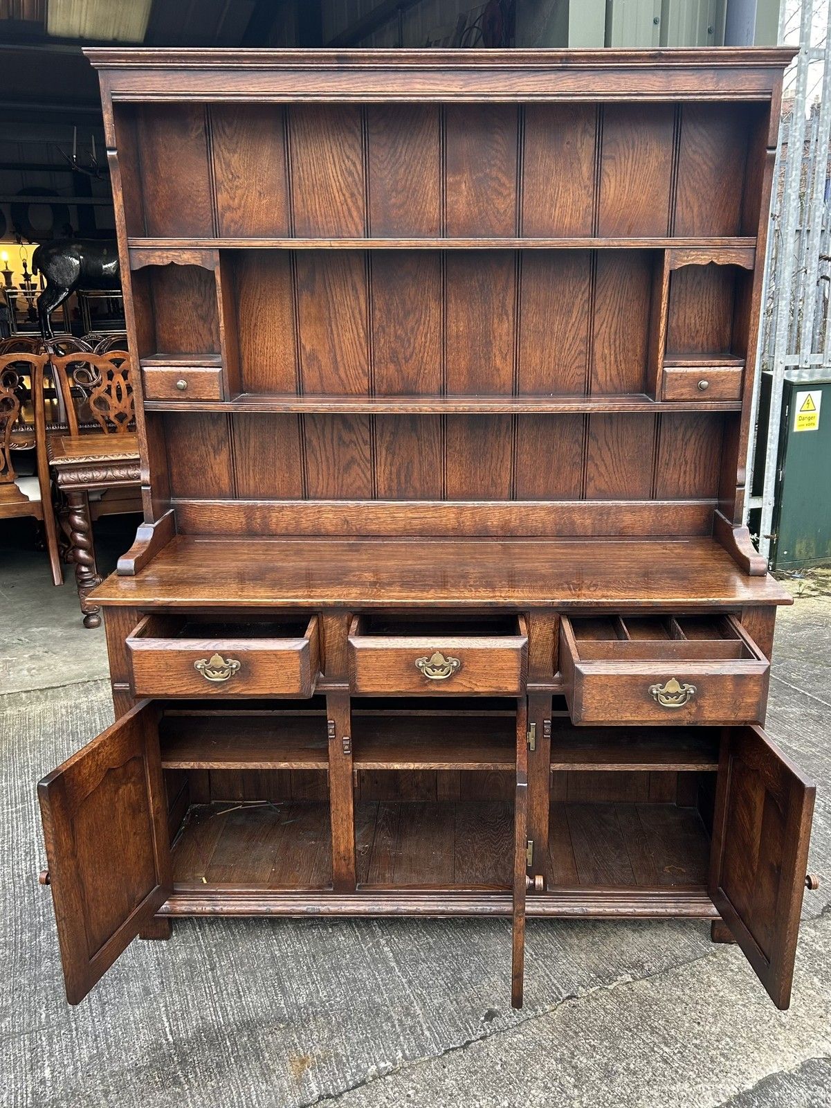 photo vintage Chingford English Country House Oak Dresser & Rack Titchmarsh & Goodwin Style