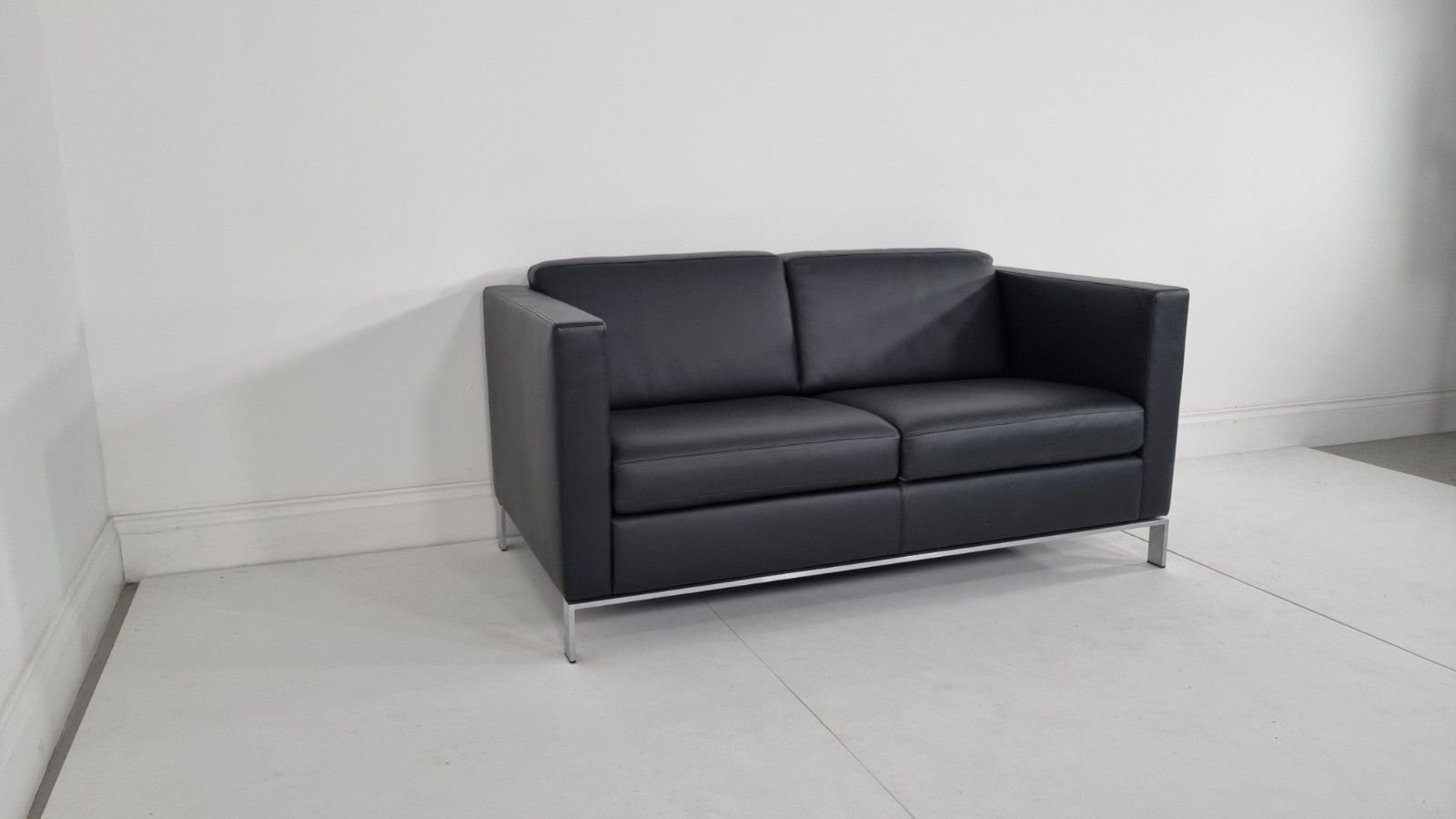 photo furniture Walter Knoll Foster 500.2 Black Leather Sofa In Immaculate Condition
