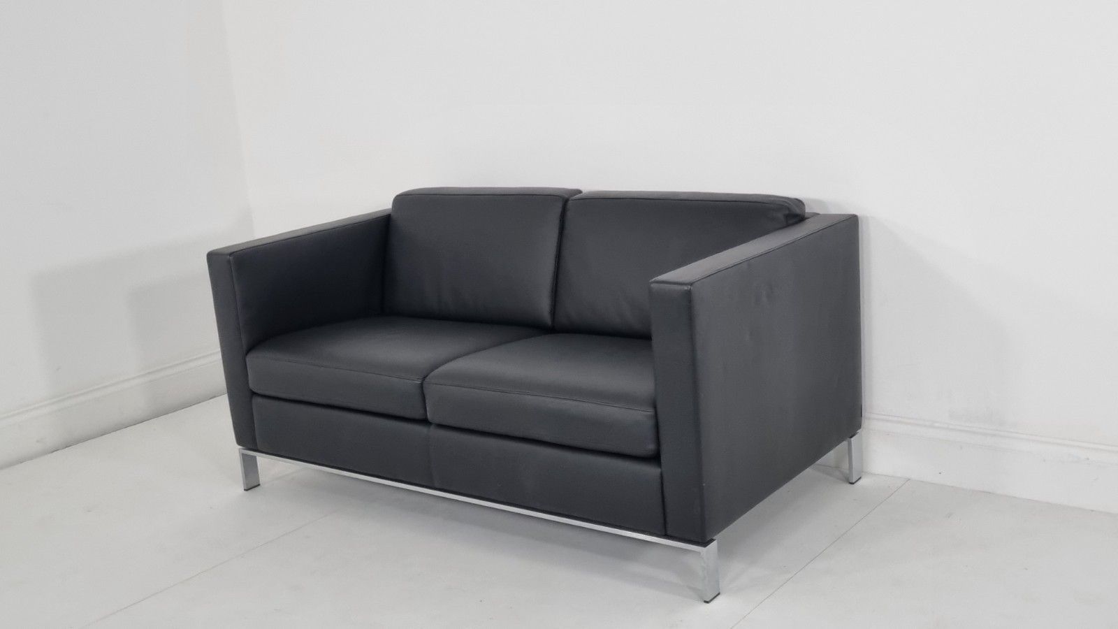 2880.0 Walter Knoll Foster 500.2 Black Leather Sofa In Immaculate Condition photo