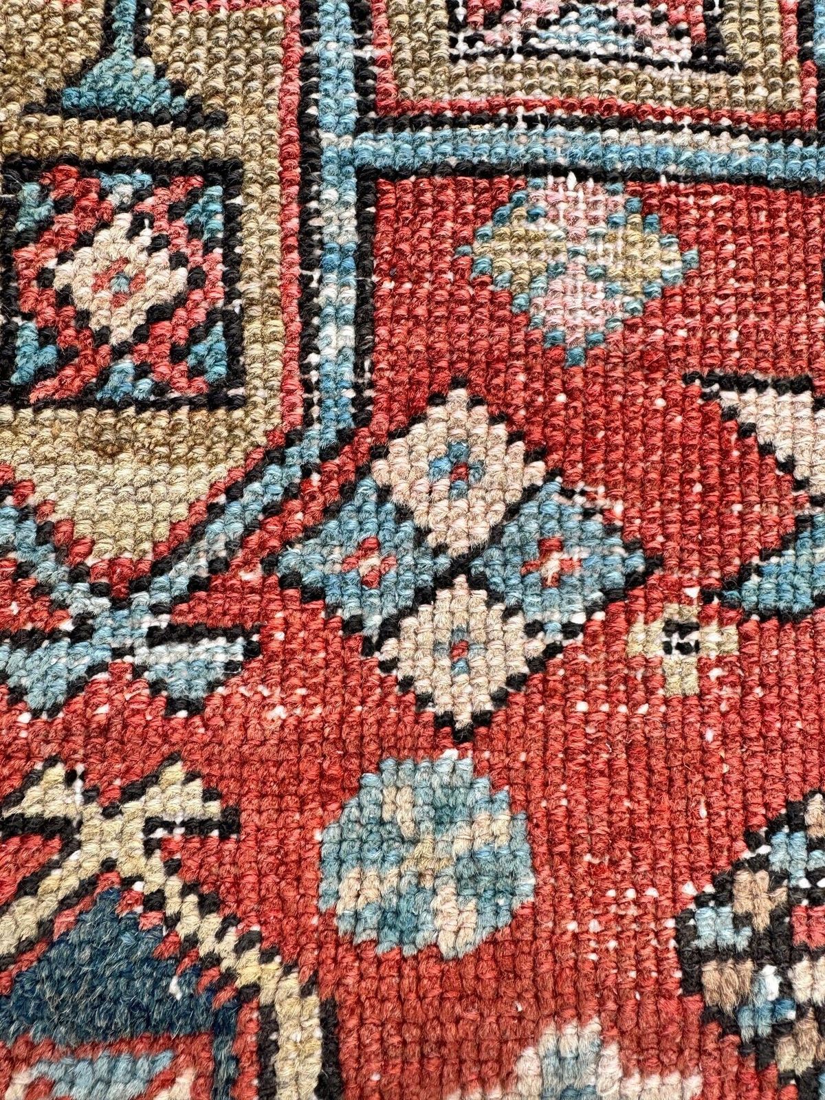 photo vintage Antique Heriz Rug 1.86m X 1.02m