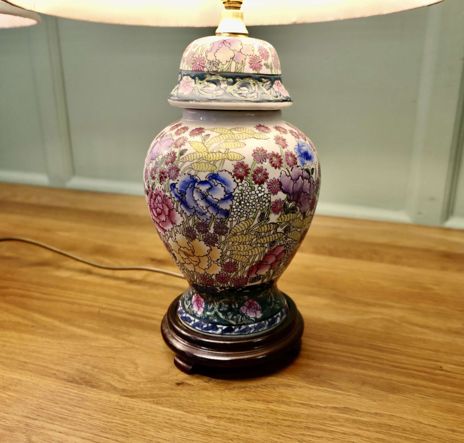 A Pair Of Famille Rose Vase Lamps photo 570.0