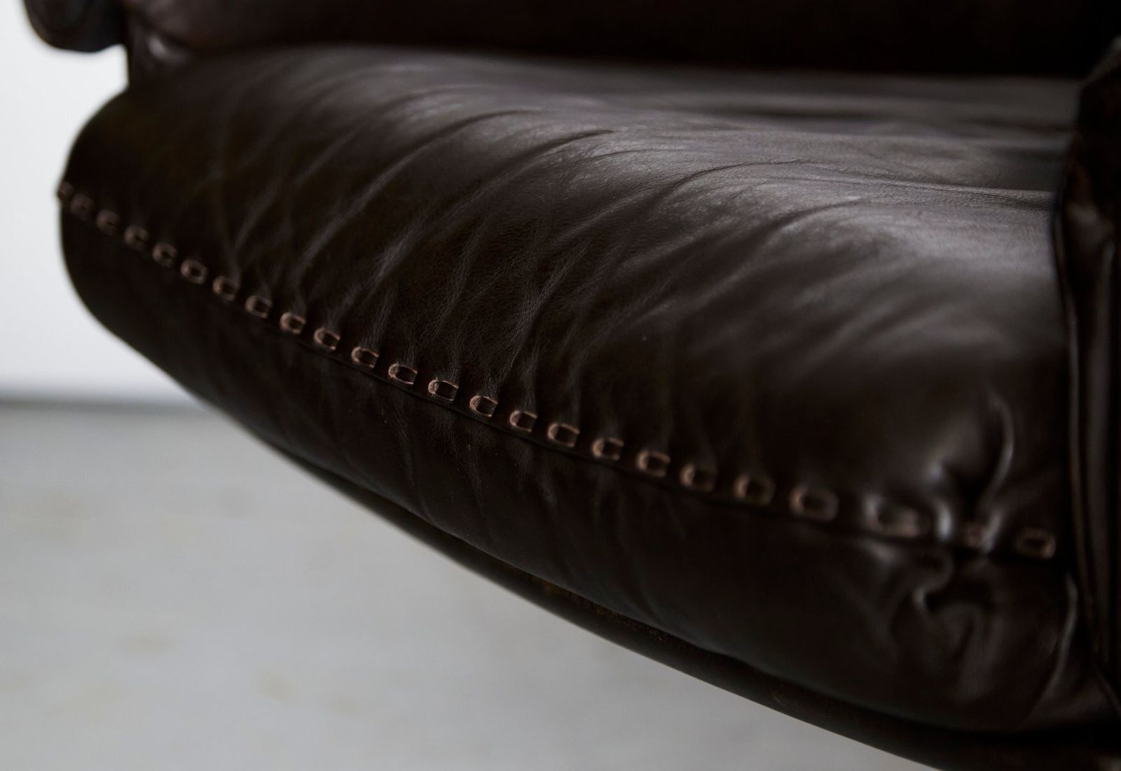 photo buy Set Of Cow Leather Ds 31 Lounge Chair And Ottoman From De Sede, 1970s