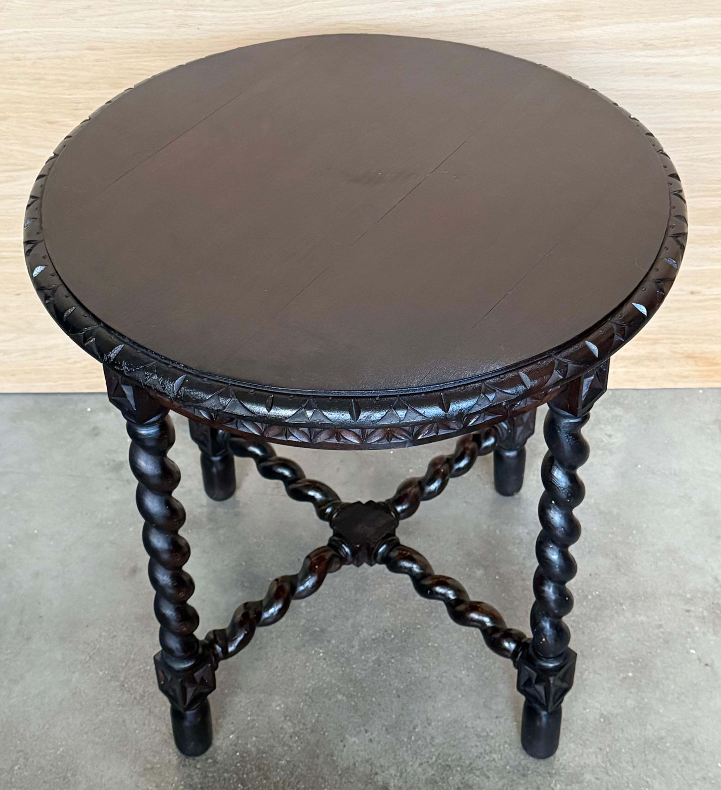 Table d'appoint espagnole en noyer, pieds salomoniques et bords biseautés, années 1900 photo Mobilier