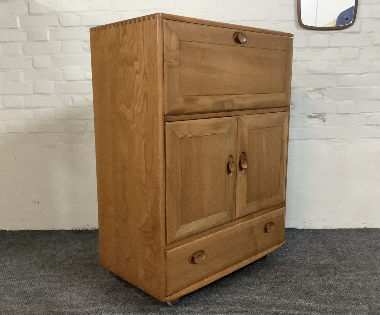 800.0 Ercol Windsor 469 Serving Cabinet/Bureau In Light Finish. photo