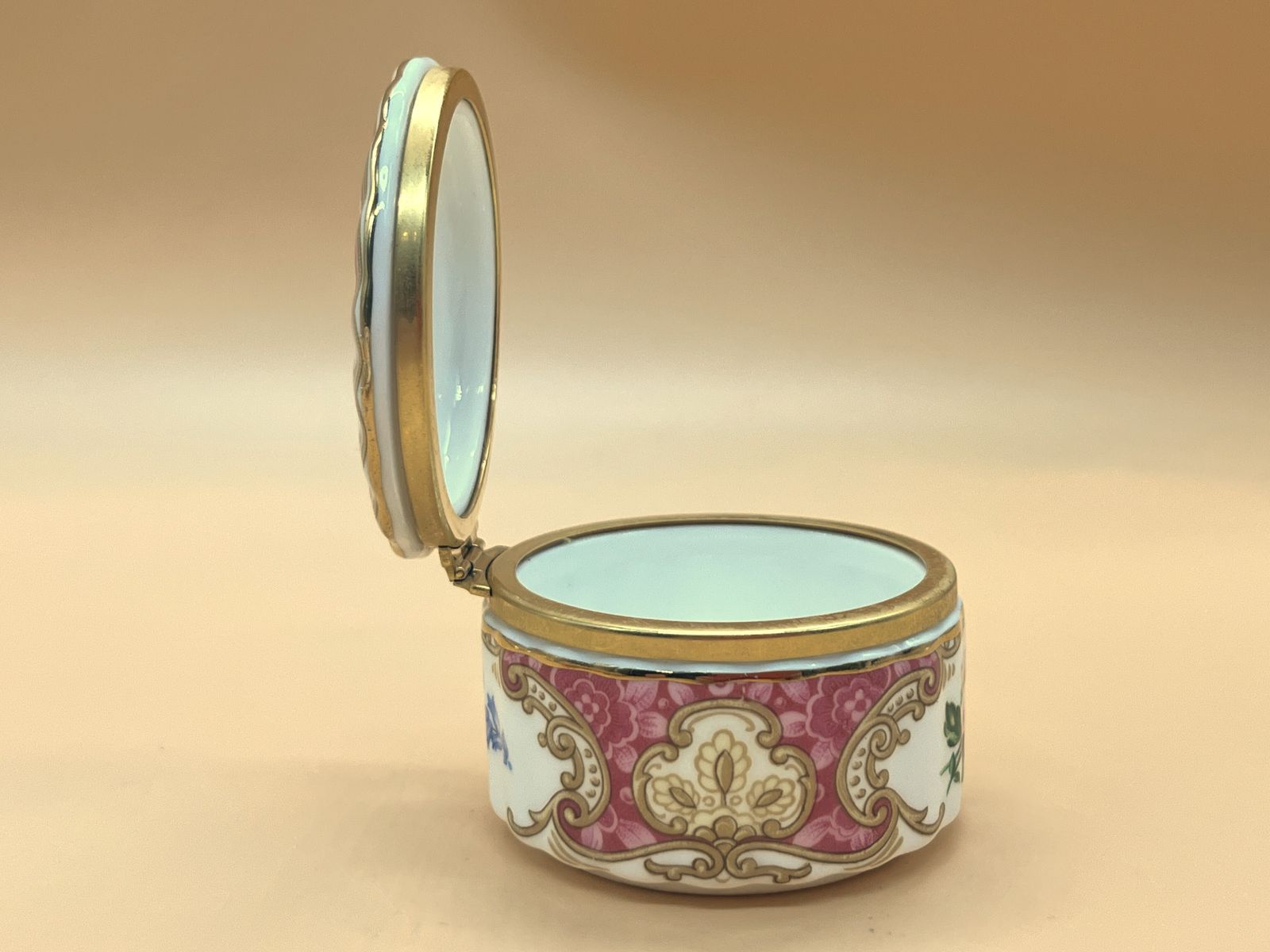photo furniture Vintage Royal Albert China Lady Carlyle Vanity Set. Perfume Atomizer, 2 Hinged Trinket Boxes & A Tray. 1944 Mark.