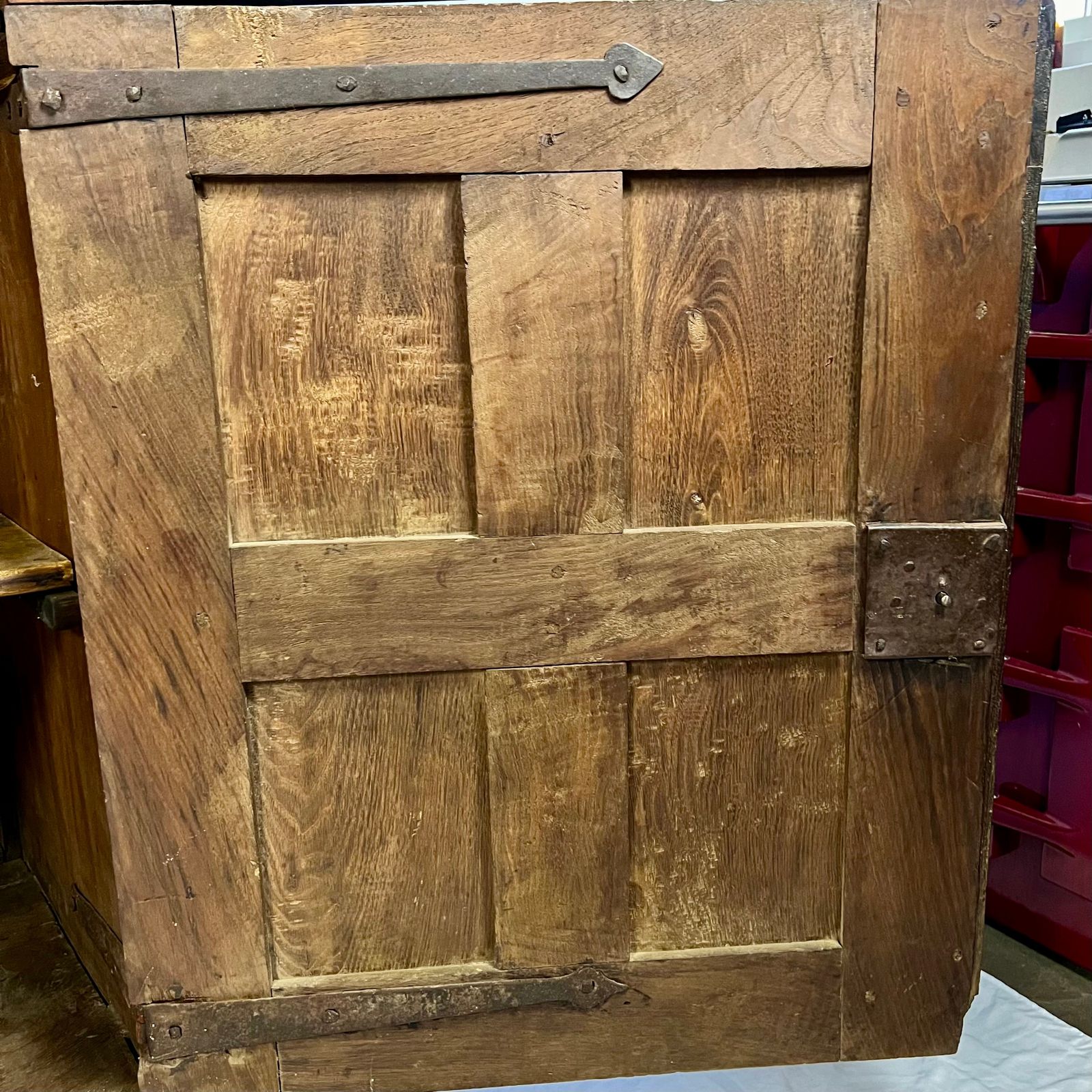 photo vintage 17th Century Spanish Oak And Pine Painted Housekeeper’s/ Linen Press Cupboard