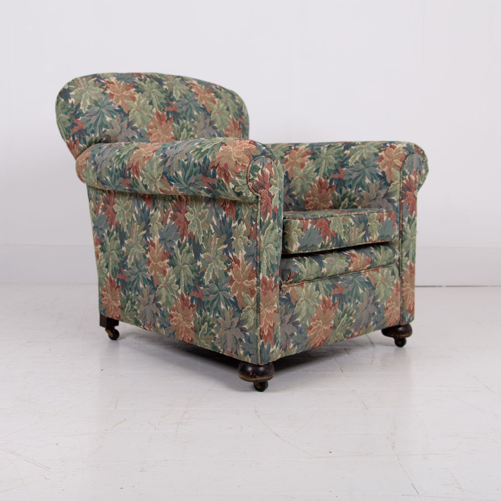 photo furniture A Lovely Pair Of Antique English Armchairs Early 1900s