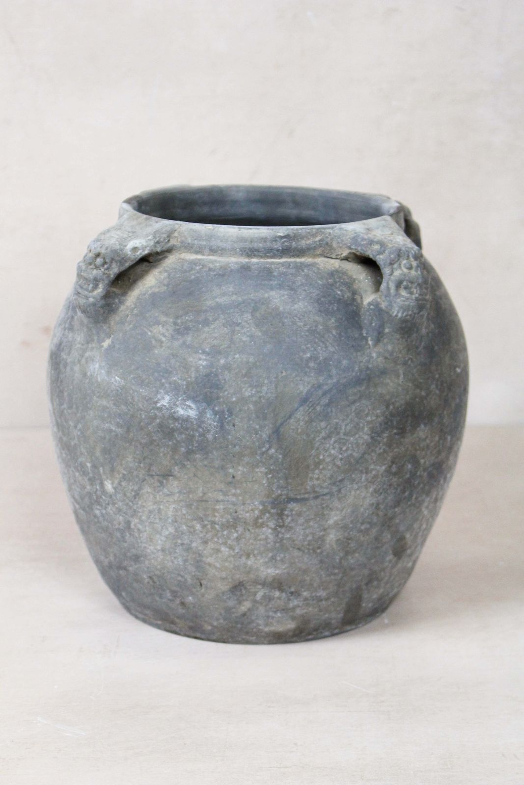 Vintage Lion Ears Dark Pot   De.16