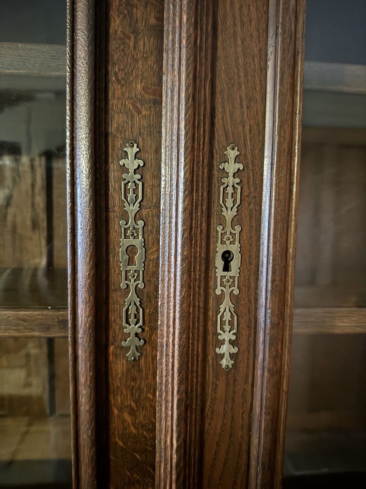 photo vinterior Antique French Carved Glazed Buffet De Corps Dresser Cupboard Server Cabinet.