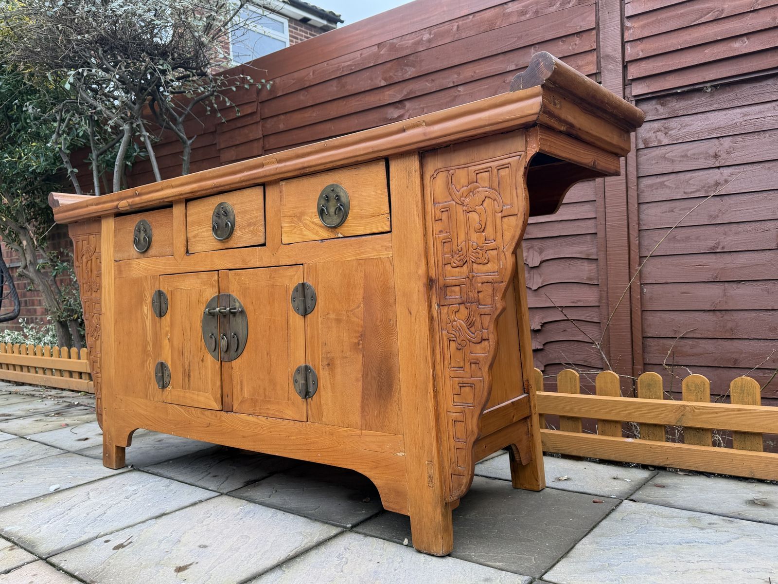 photo vintage 19th Century Qing Dynasty Style Natural Wood Carved Spandrel Sideboard – Good Condition