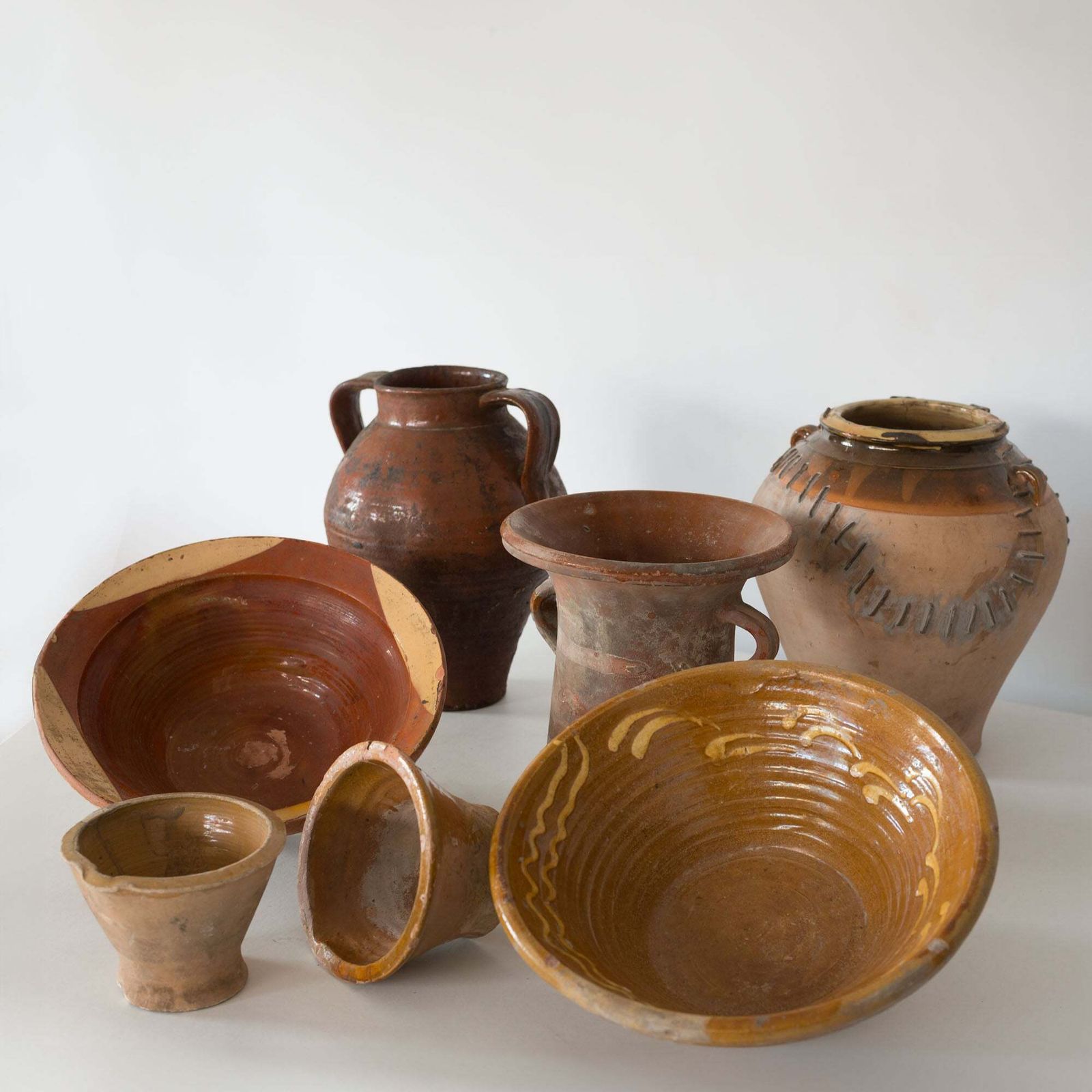 Zeven Antieke Rustieke Terracotta Voorraadpotten | 19e Eeuw photo furniture