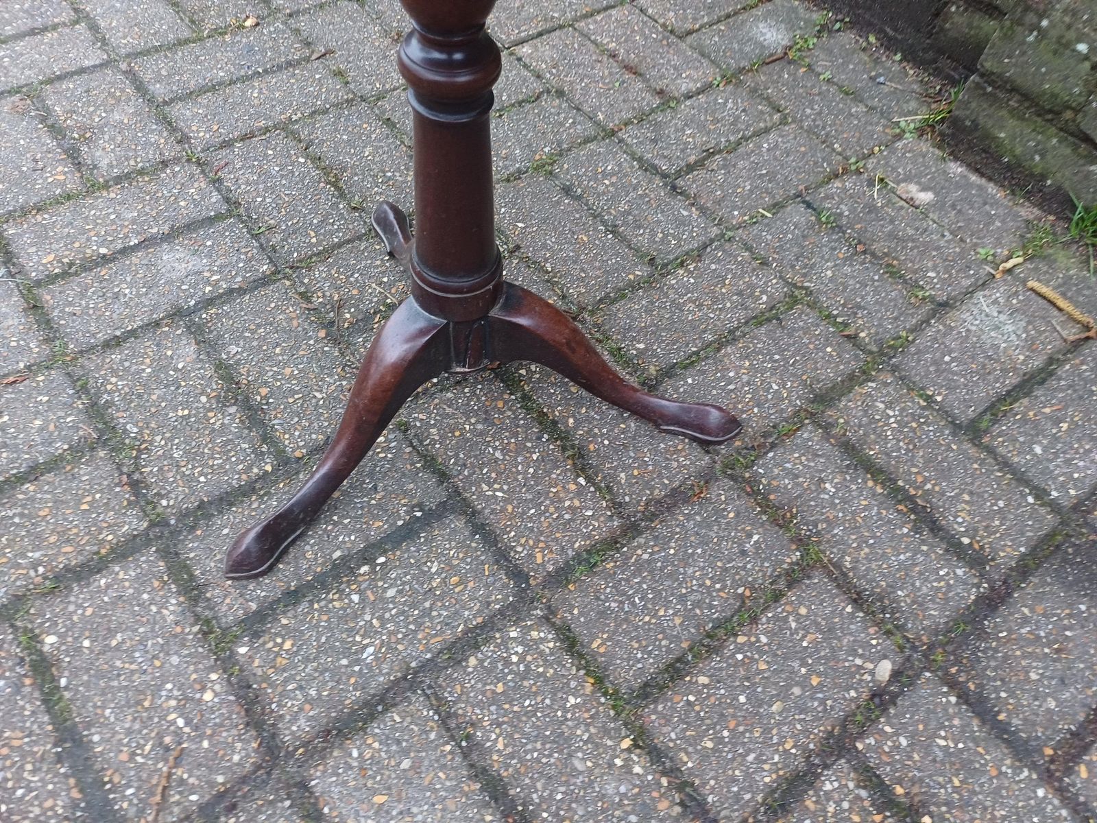 photo vintage Victorian Mahogany Occasional Side Wine Table Round Top Turned Column Tripod Base Antique Lamp Plant Stand Bedside Table
