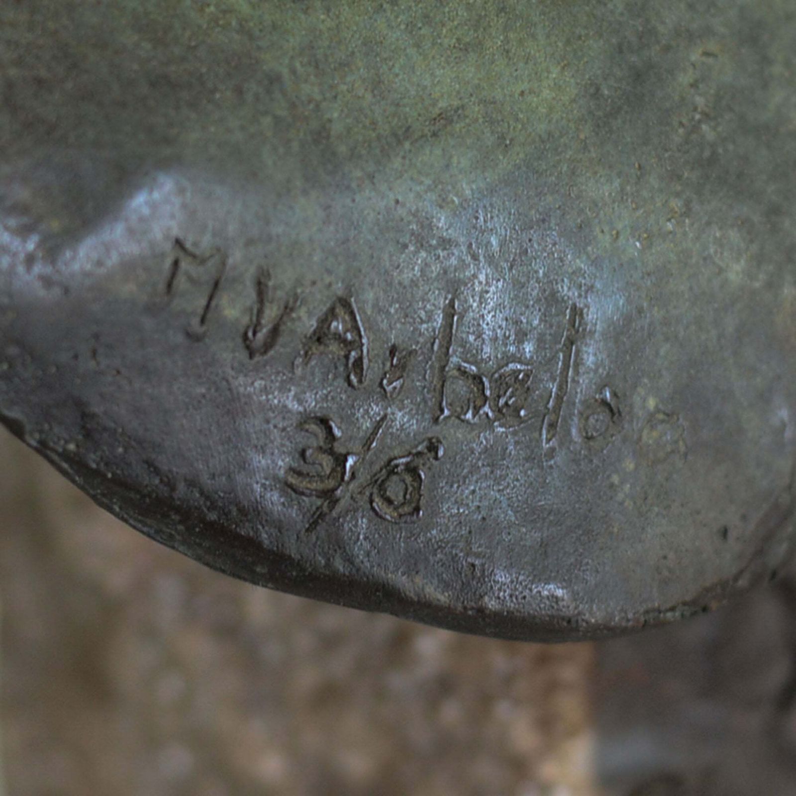 photo for sale Vrouwelijk Bronzen Buste – Gesigneerd En Genummerd