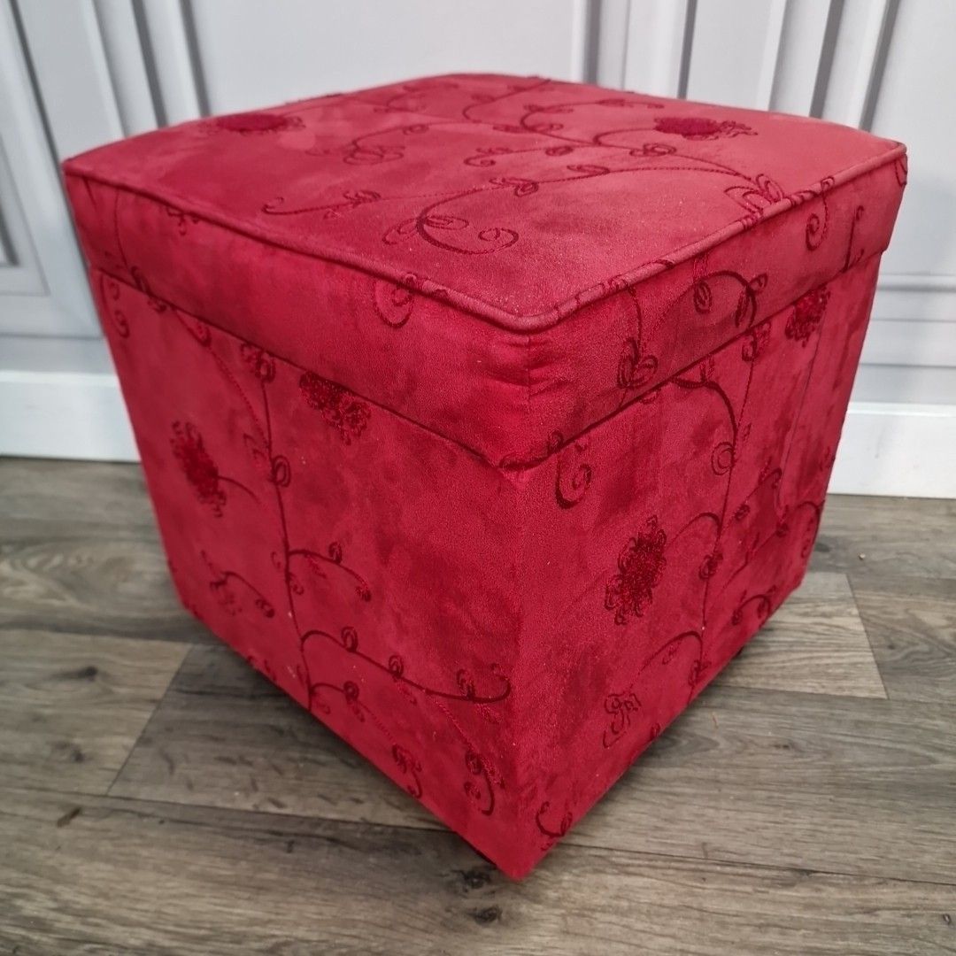 photo vintage Vintage Ottoman Footstool Red Storage Foot Rest – Lift Up Lid Pouffe Retro