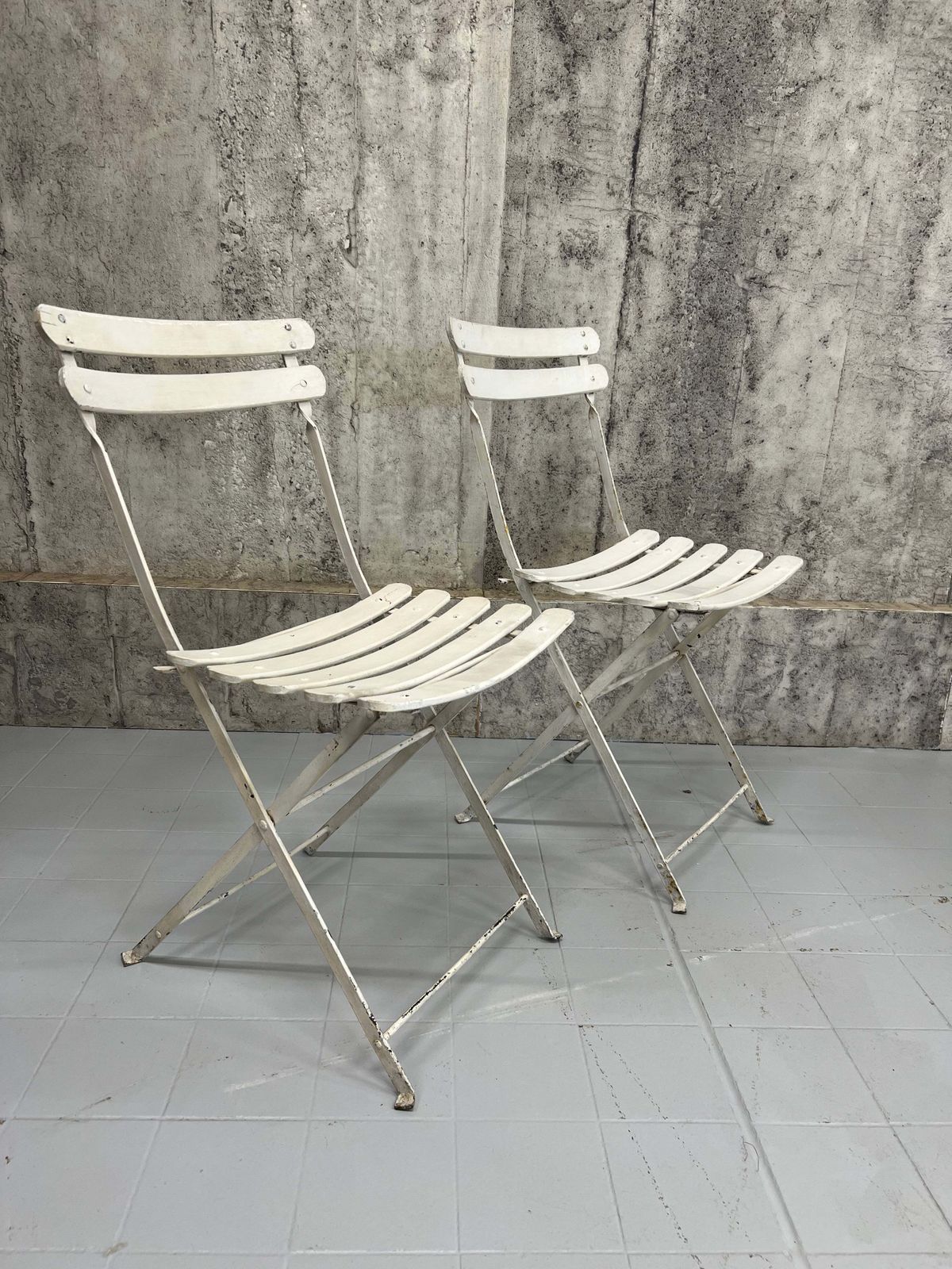 Circular Folding White Metal Garden Furniture Set With 4 Folding Chairs photo vinterior