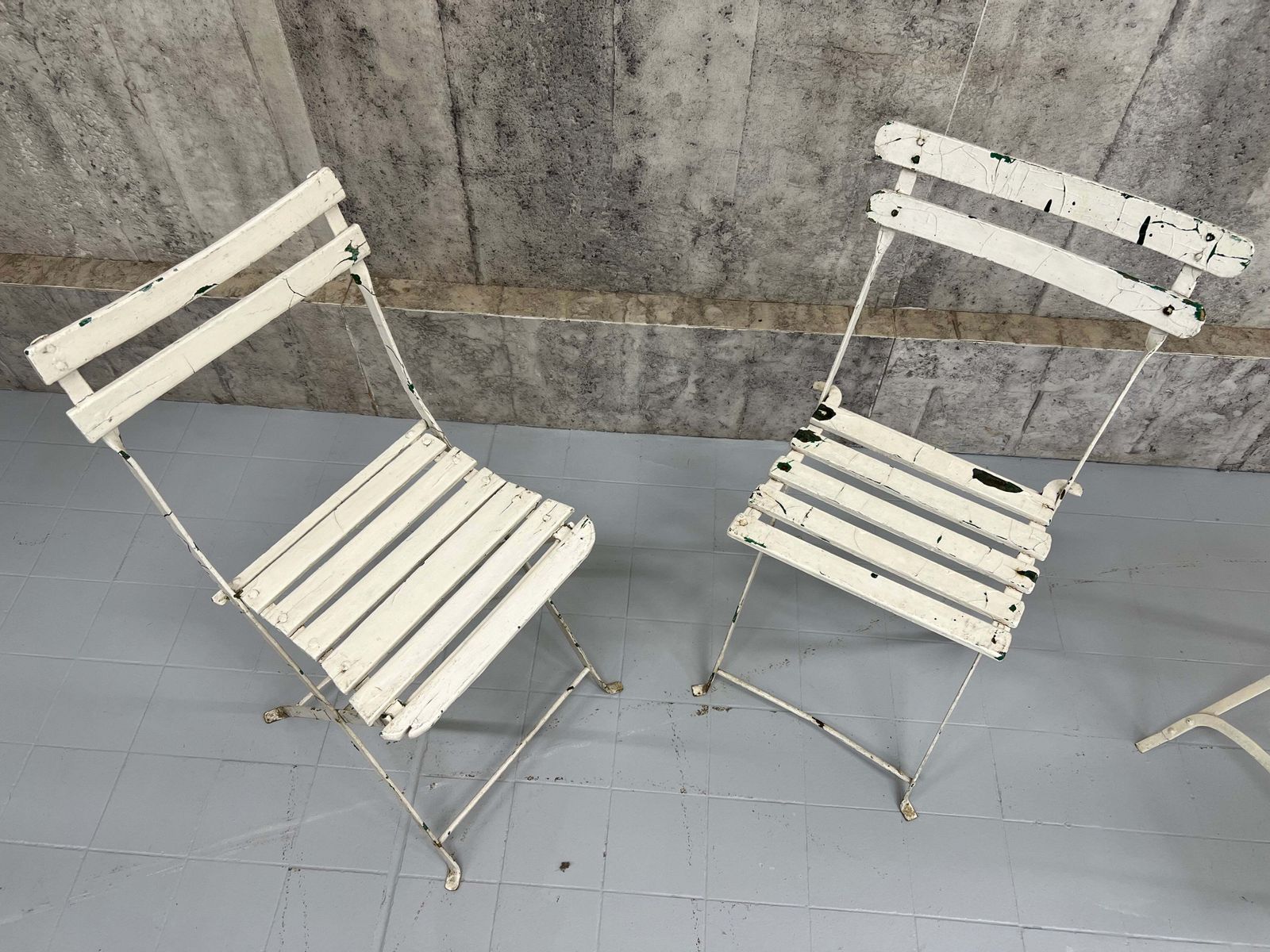 photo furniture Folding White Garden Table And Two Bistro Chairs