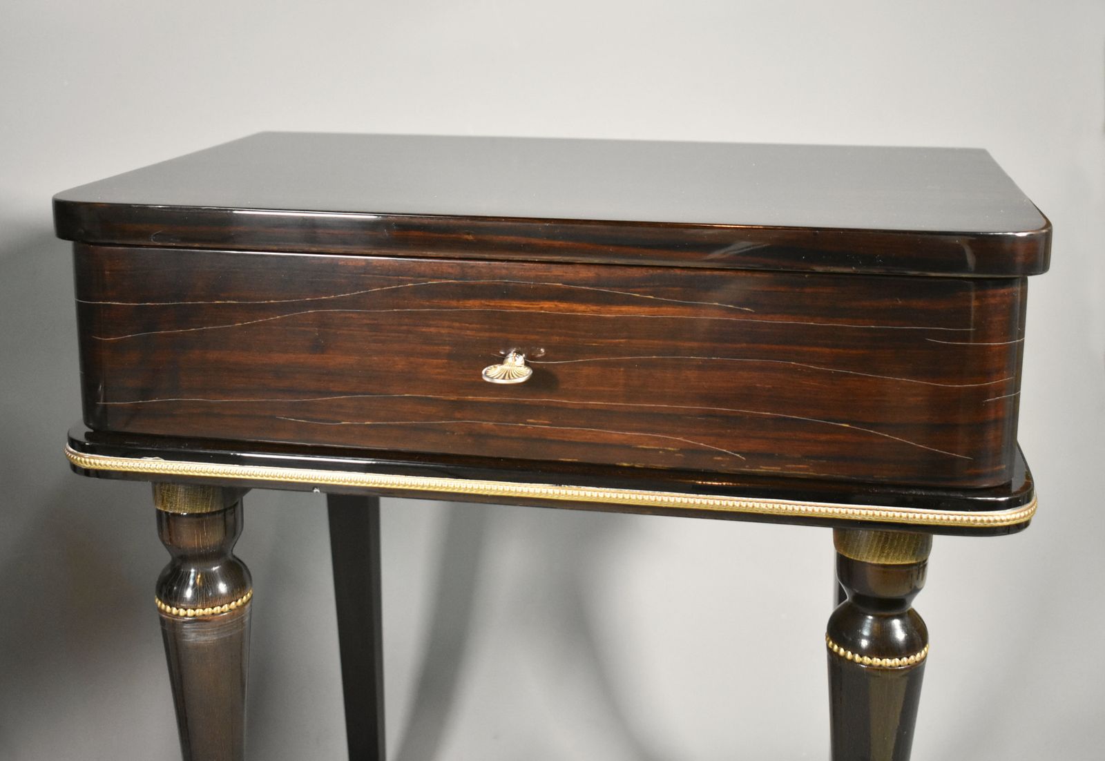 photo vintage Pair Of French Mid Century Macassar Ebony Bedside Cabinets