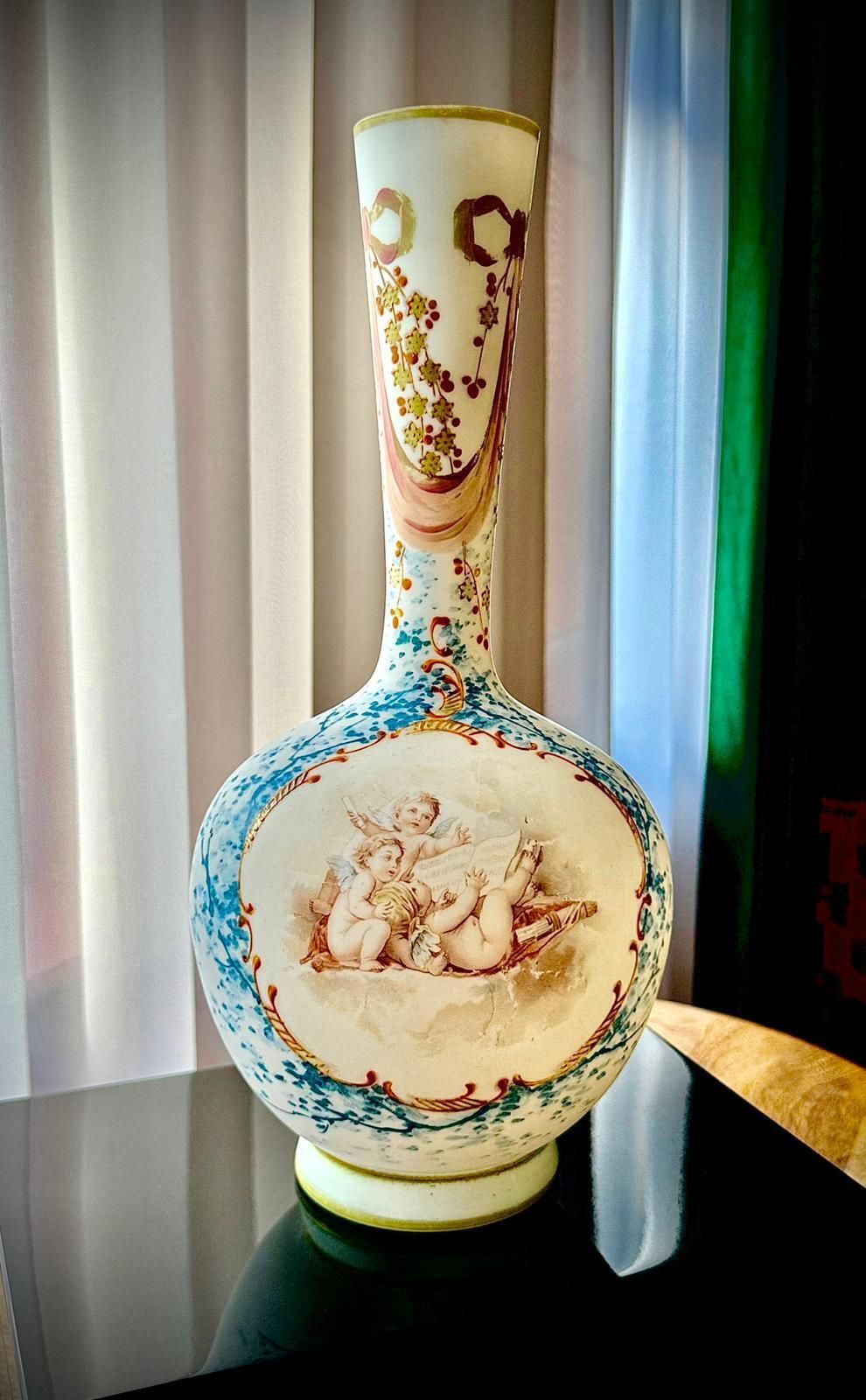 photo vinterior Pair Of 19th Century French Opaline Glass Vases With Hand Painted Cherubs