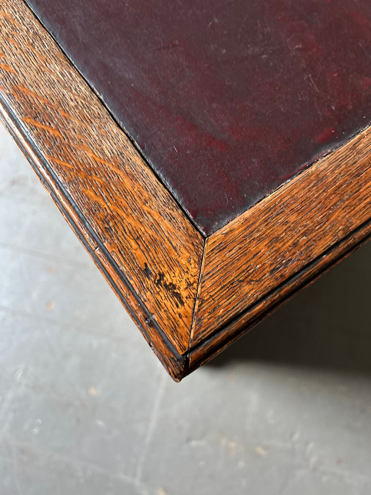Furniture Cute 19th Century Kneehole Desk In Original Paint photo