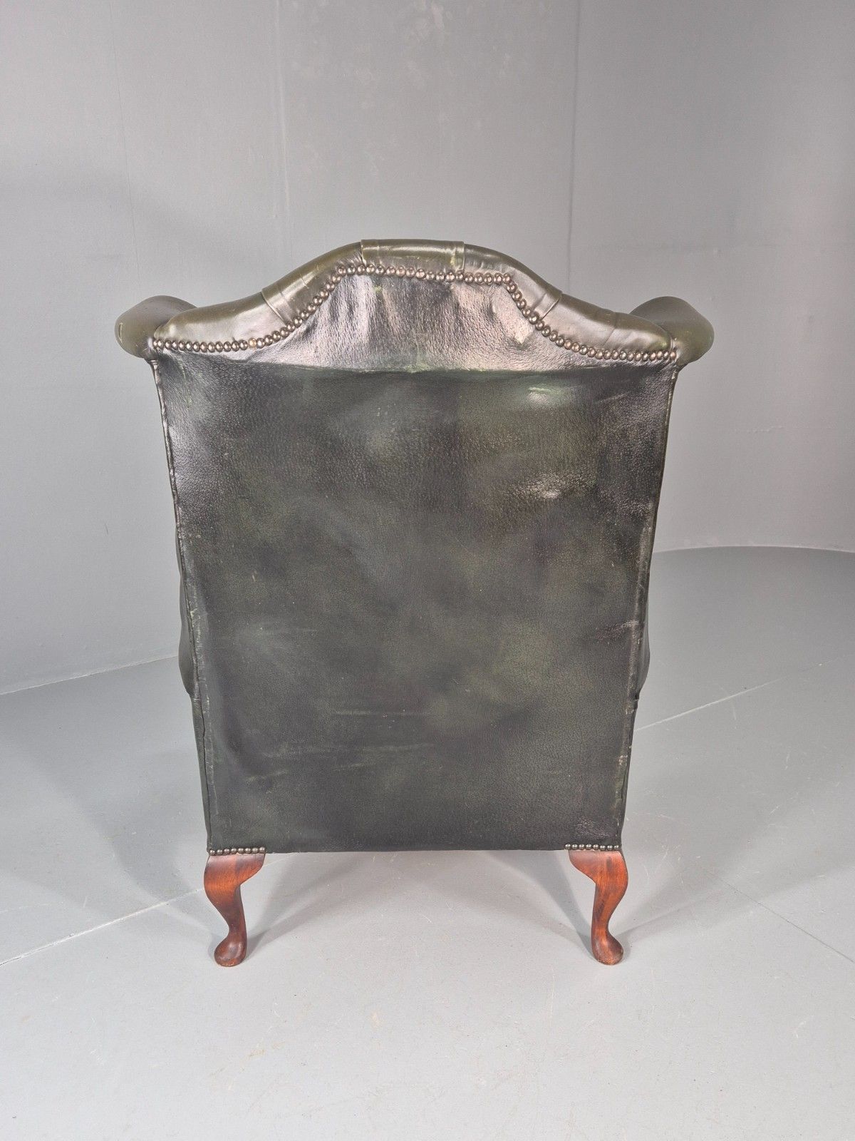 photo vintage Vintage Wingback Leather Lounge Chair Queen Anne Style 1970s Retro Eb11532 Vlea