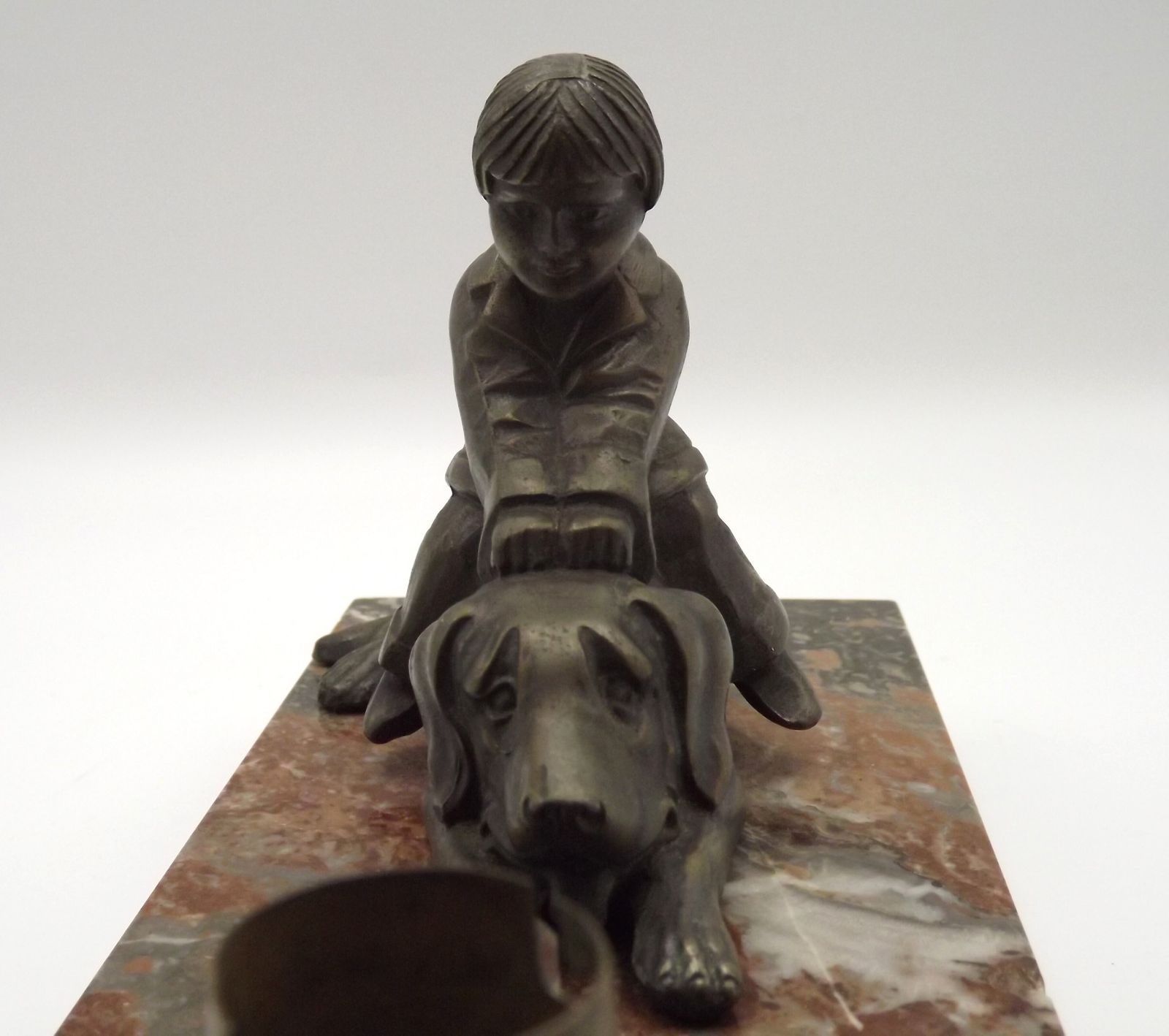 Franse art deco tafellamp met bruinmarmeren voet, kind-en-hond-figuur en witte opaline glazen bolkap photo Verlichting