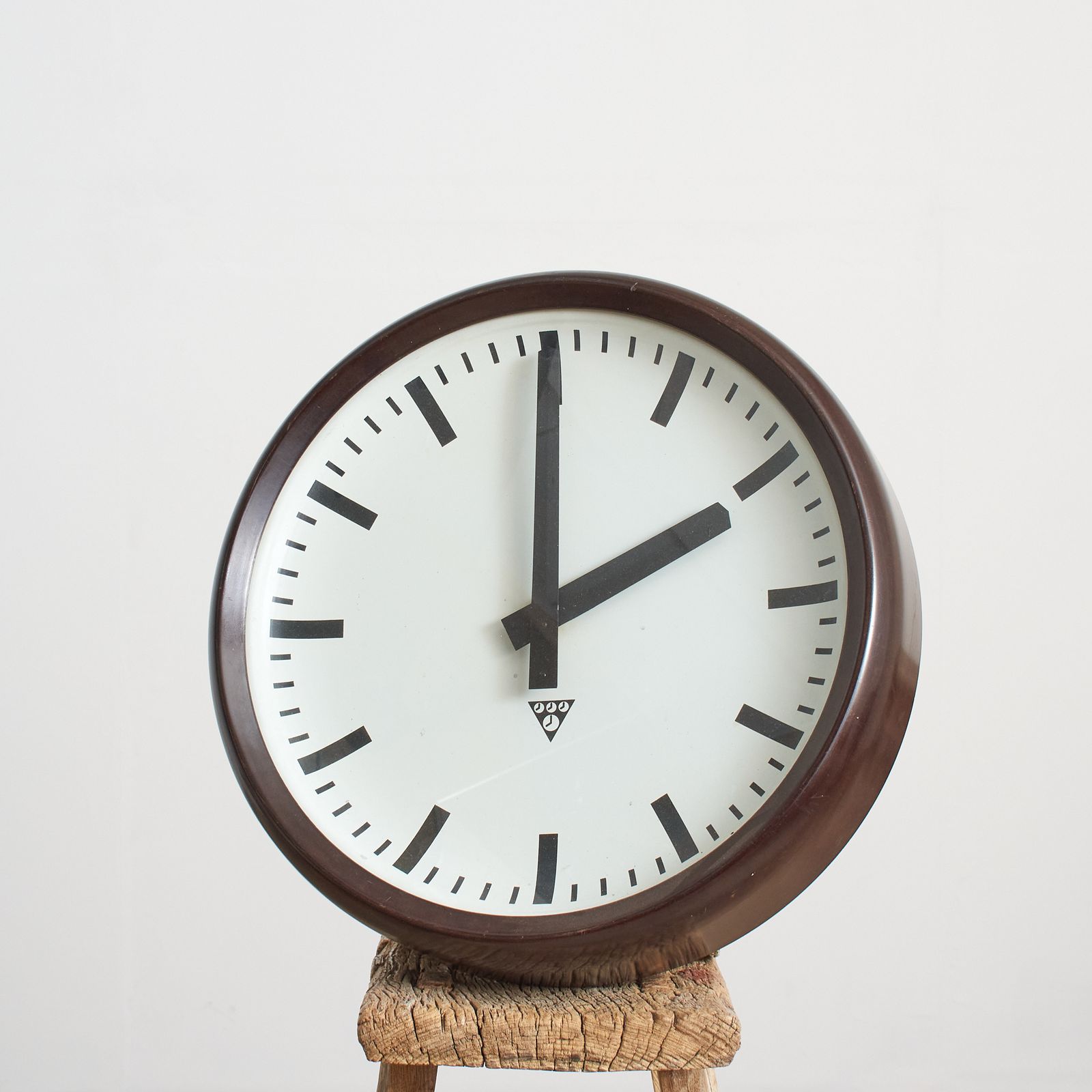 Large Round Bakelite Antique Pragotron Clock – I photo furniture