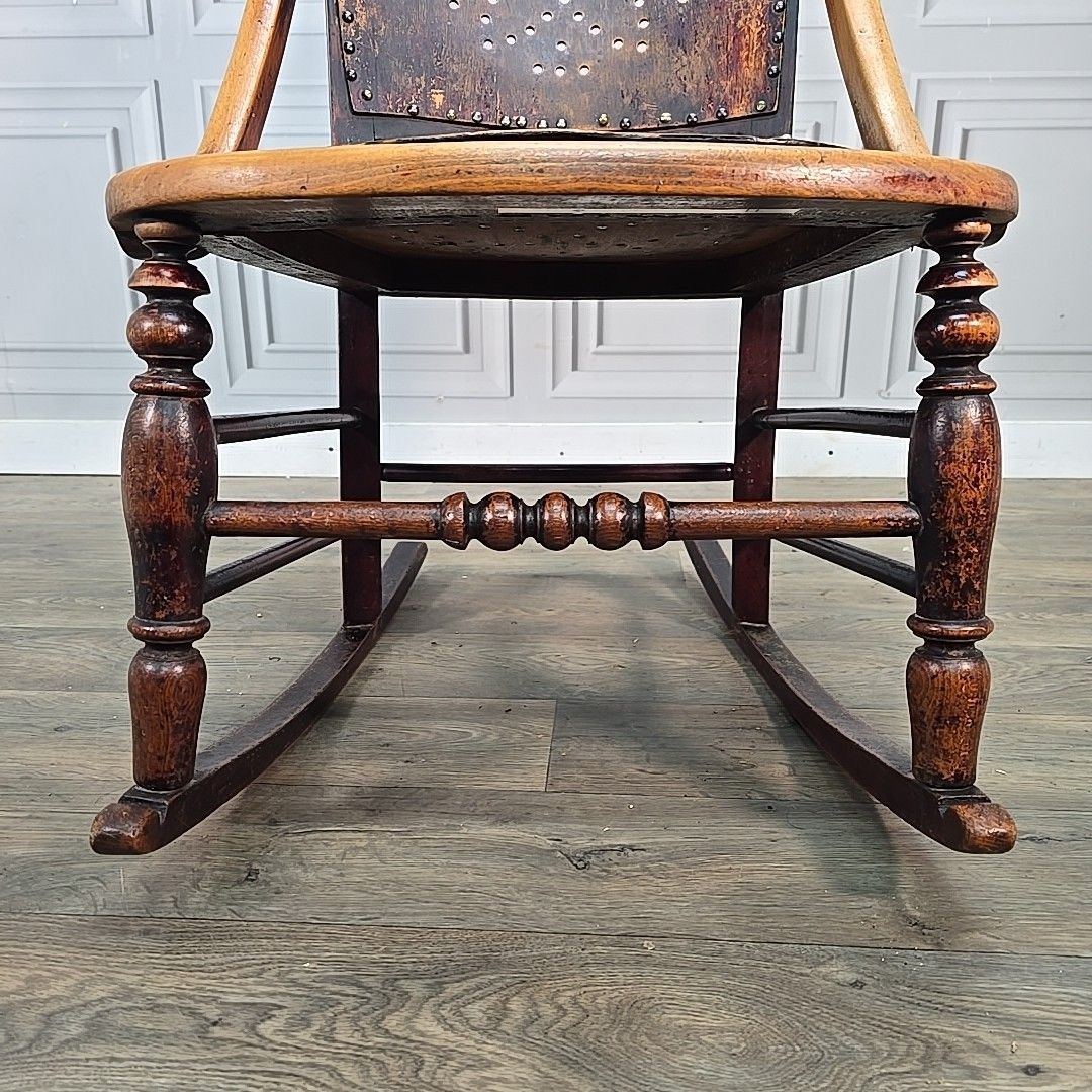 Antique Wooden Rocking Chair – Perforated Seat & Back Victorian / Arts & Crafts photo vinterior