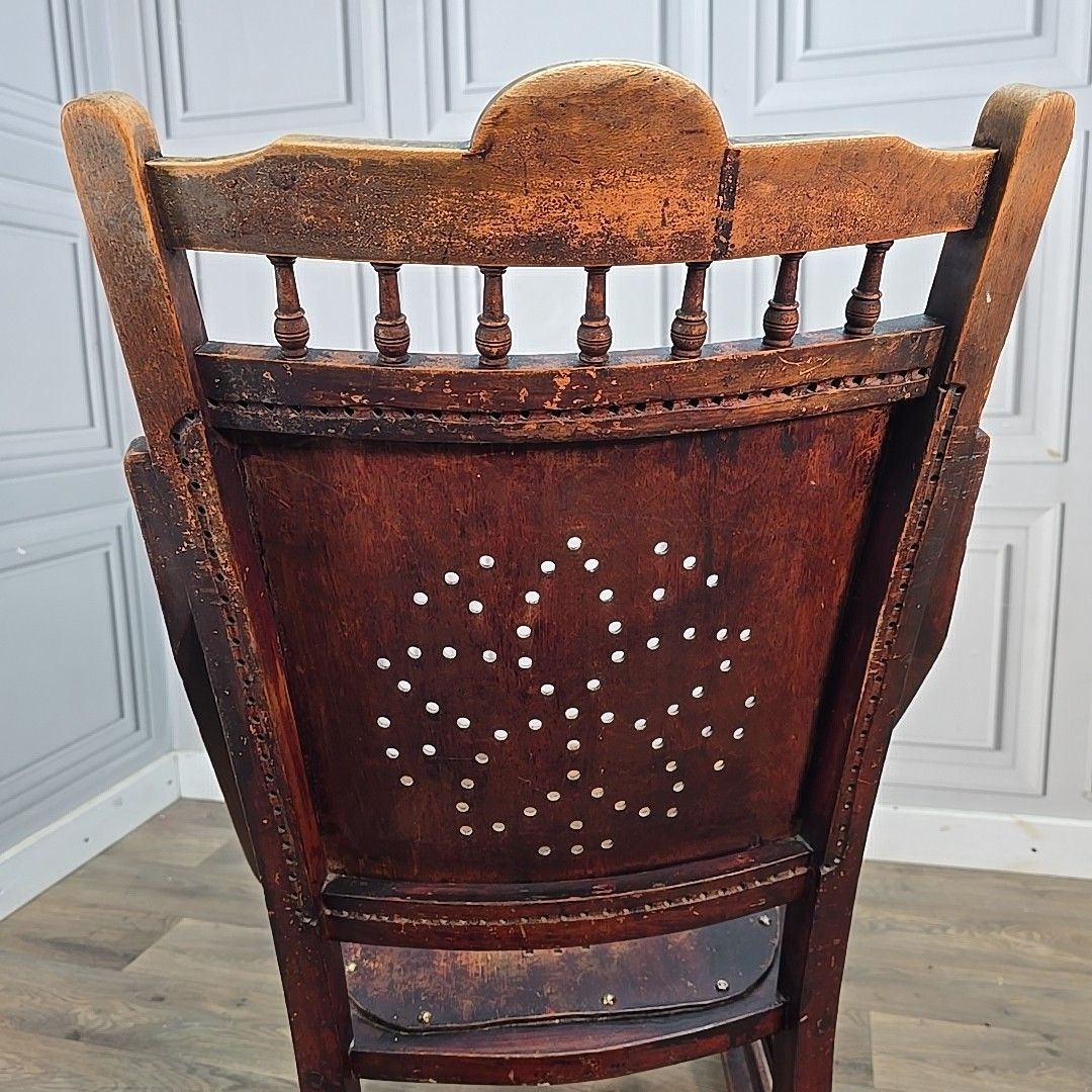 photo vintage Antique Wooden Rocking Chair – Perforated Seat & Back Victorian / Arts & Crafts