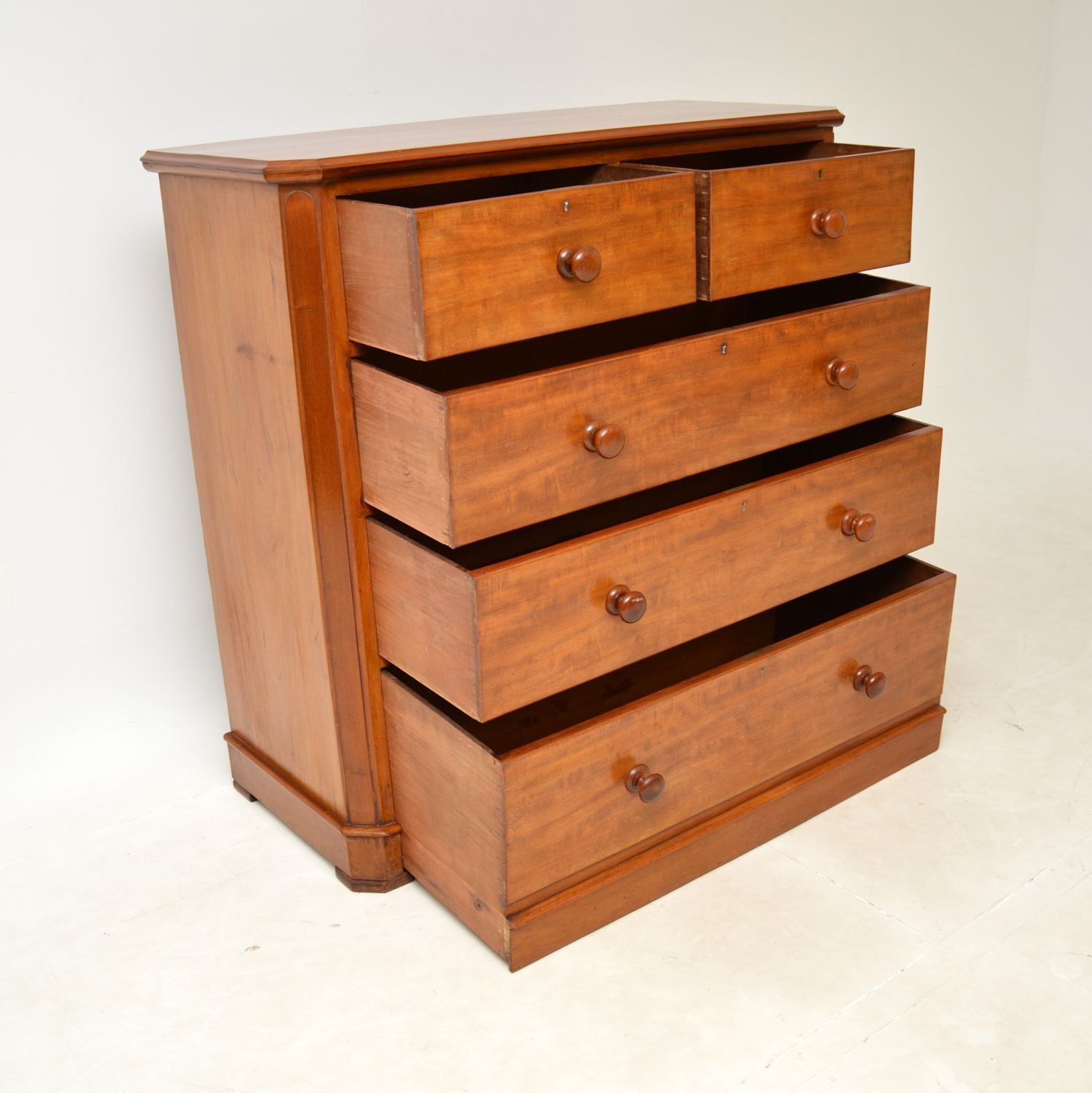 photo furniture Large Antique Victorian Mahogany Chest Of Drawers