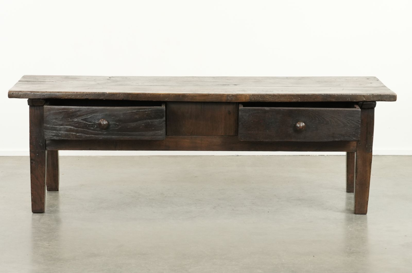 Antieke Zuid Europese Salontafel, 18e Eeuw, Kastanjehout Met Twee Lades En Mooie Patina photo for sale