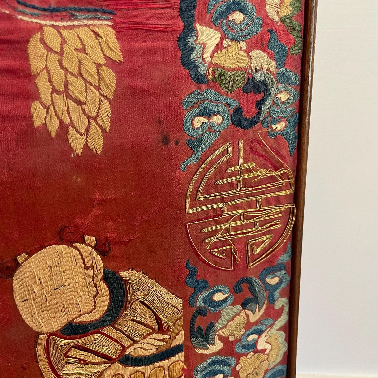 Antique Chinese Silk Embroidered Tapestry Screen Wooden Stand Oriental Figurative Artwork Old Art photo 595.0