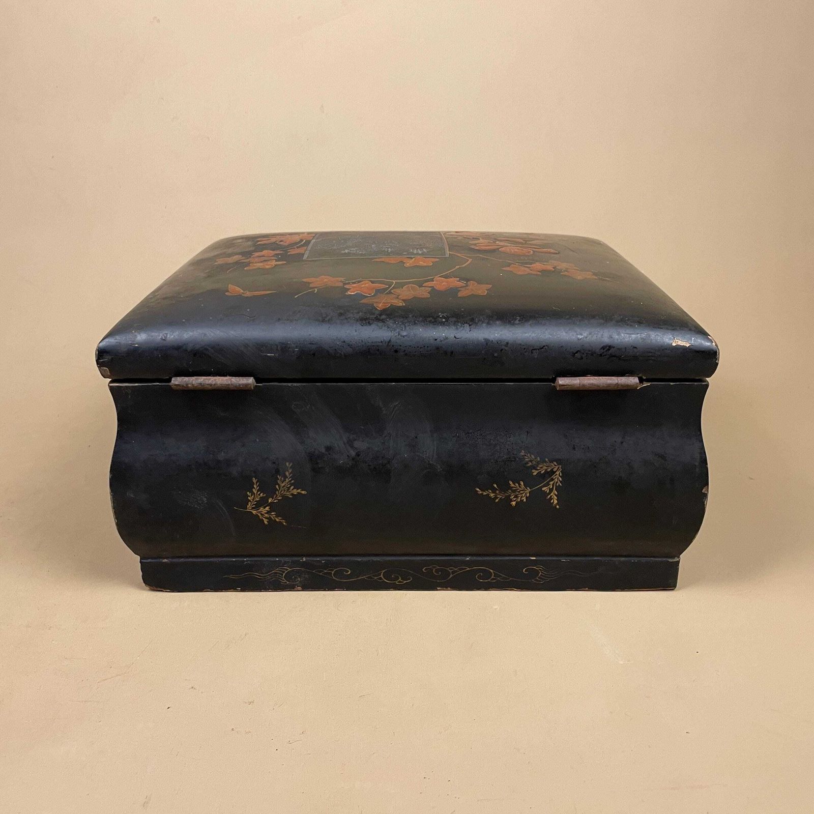 photo vintage Antique Oriental Lacquer Box Black Painted Jewellery Sewing Box Floral Pattern Asian Chinoiserie Storage Chest Dressing Table Decor