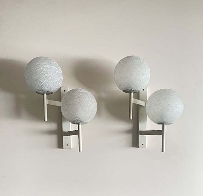 photo furniture Mid Century Modern Wandlamp Met Twee Bollen En Craquelé Opalineglas, Zwitsers, Jaren 1960