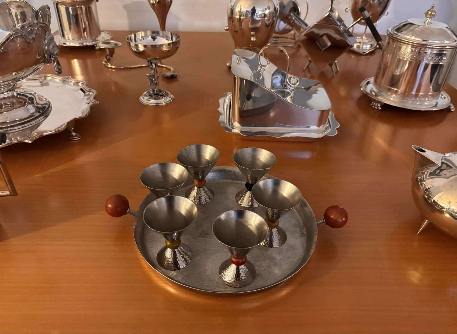 Vintage Memphis Stijl Drankset – Gehamerd Mat Stalen Dienblad Met 6 Bekers – Duitsland, Jaren 1980 photo for sale