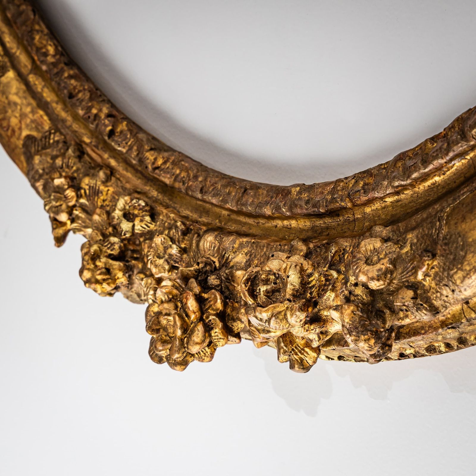 Oval Gilt Louis XV Stucco Frame, France, 18th Century photo vinterior