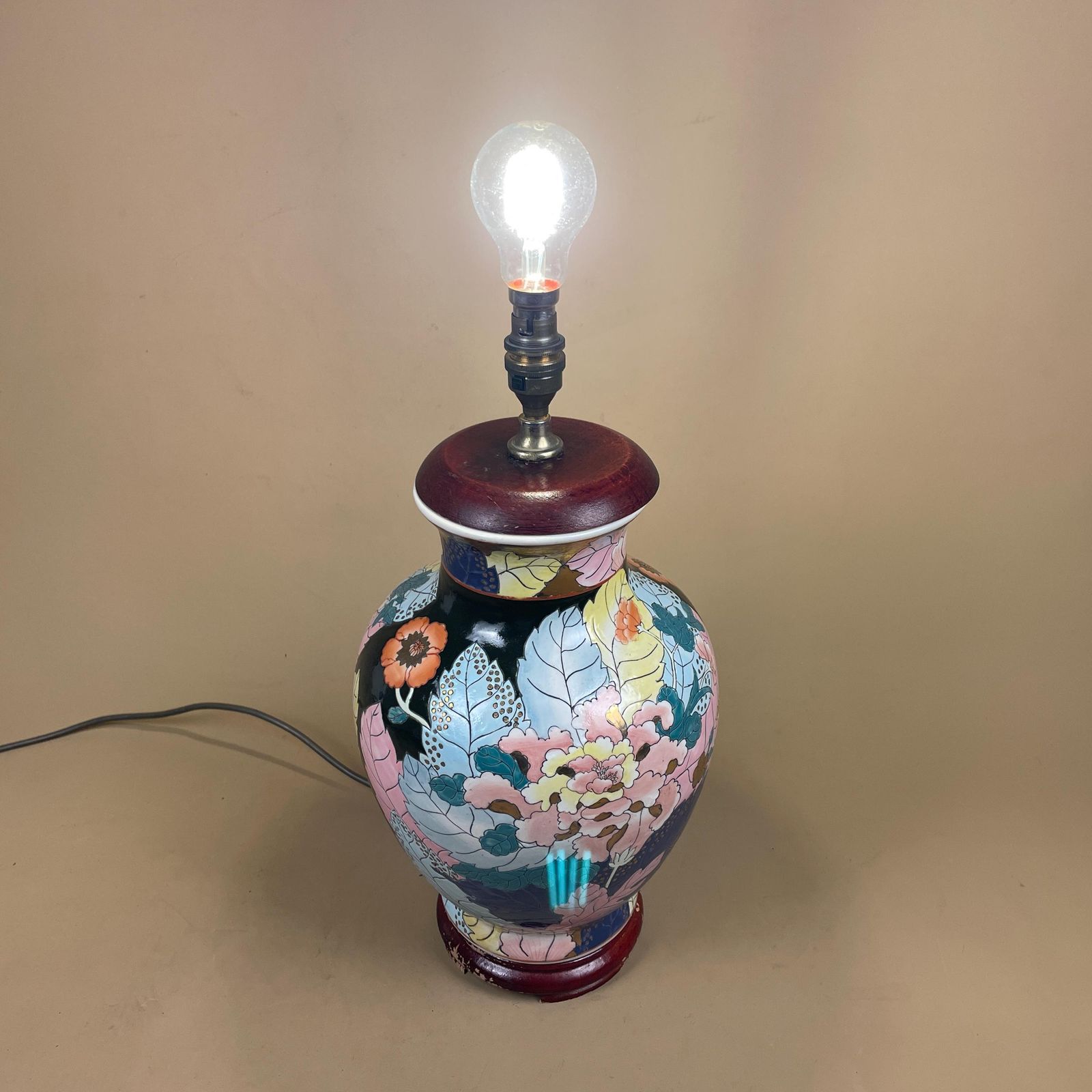 photo furniture Oriental Ceramic Lamp Light Bedside Table Hand Painted Floral Design Black Pink Chinese Vase Cottage Antique Wood Base Elegant Classic