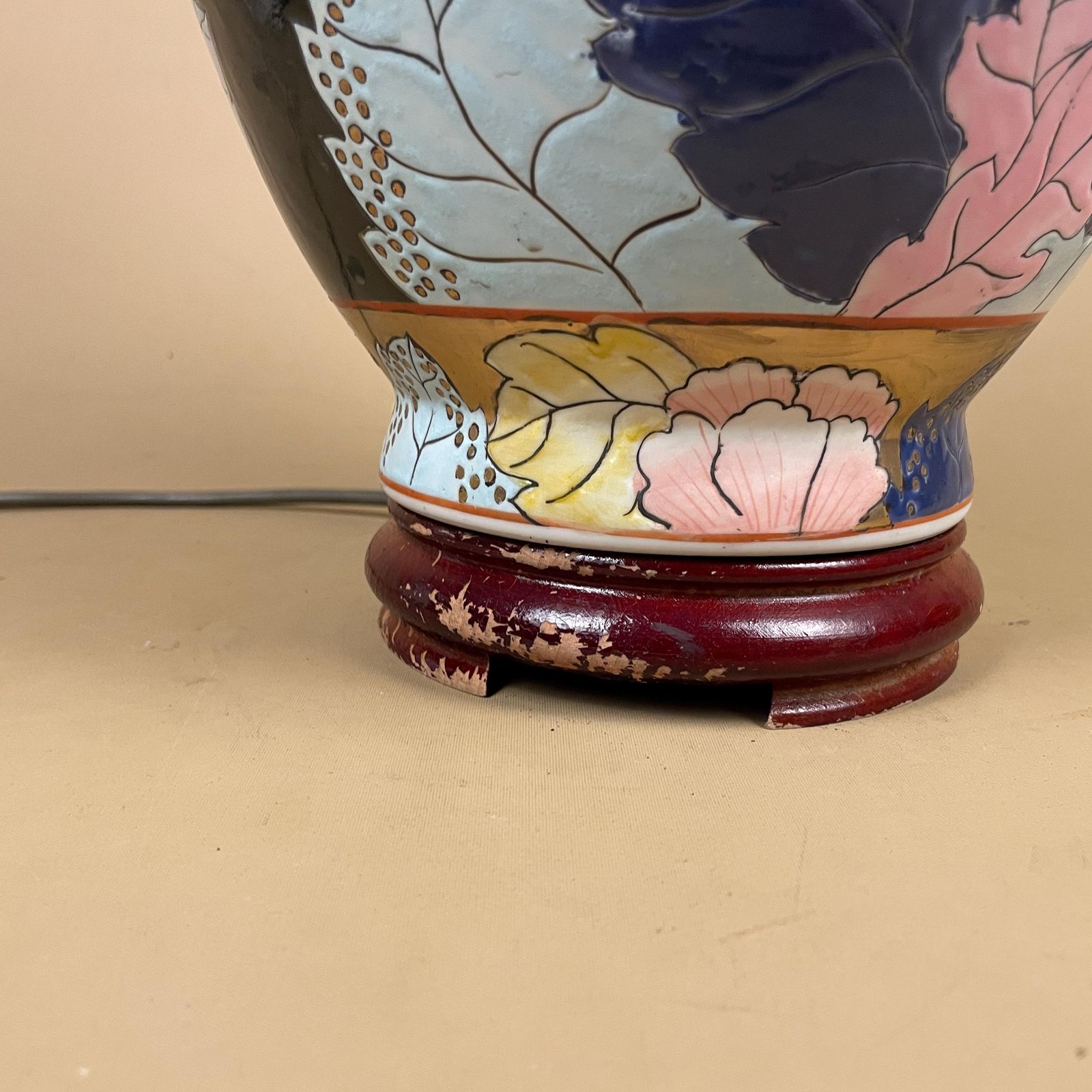 Lighting Oriental Ceramic Lamp Light Bedside Table Hand Painted Floral Design Black Pink Chinese Vase Cottage Antique Wood Base Elegant Classic photo