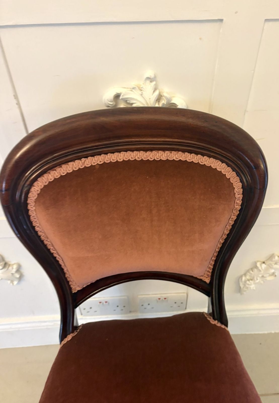 photo furniture Antique Set Of 6 Mahogany Dining Chairs With Tulip Legs