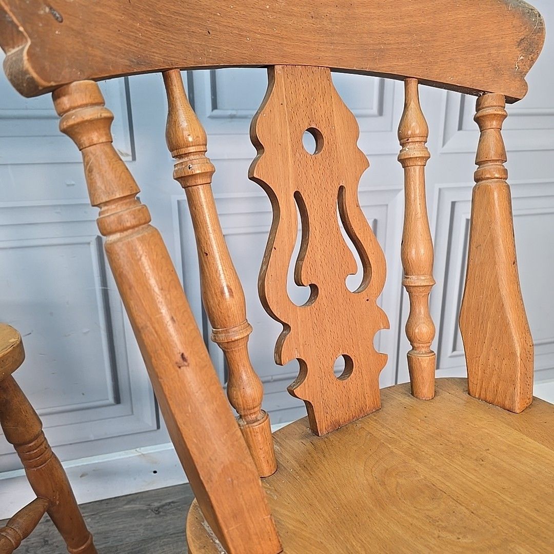 photo vintage Antique Wooden Farmhouse Chairs Pair 2 Victorian Style Solid Turned Country