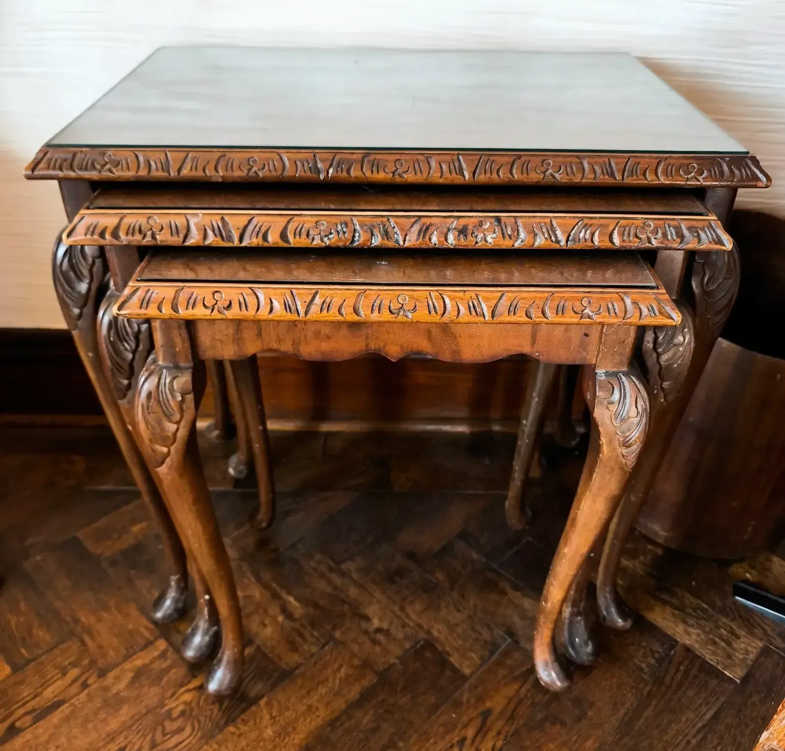 1920 Art Deco Burr Walnut Nest Of Three Tables Queen Anne Legs And Glass Insets
