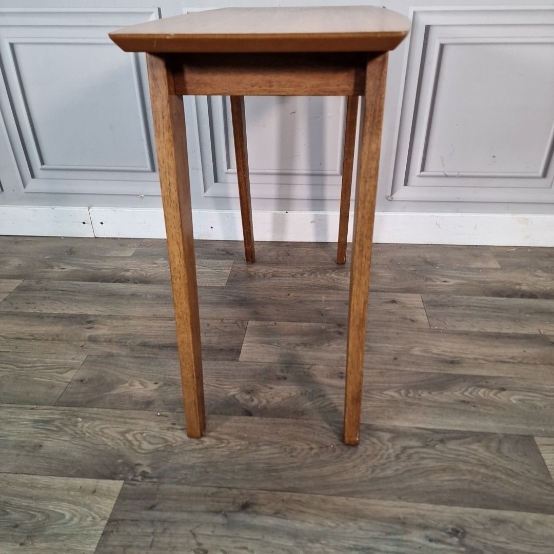 photo vintage Retro Side Coffee Table – Simple Utility Design – Mid Century Vintage Wooden Mcm