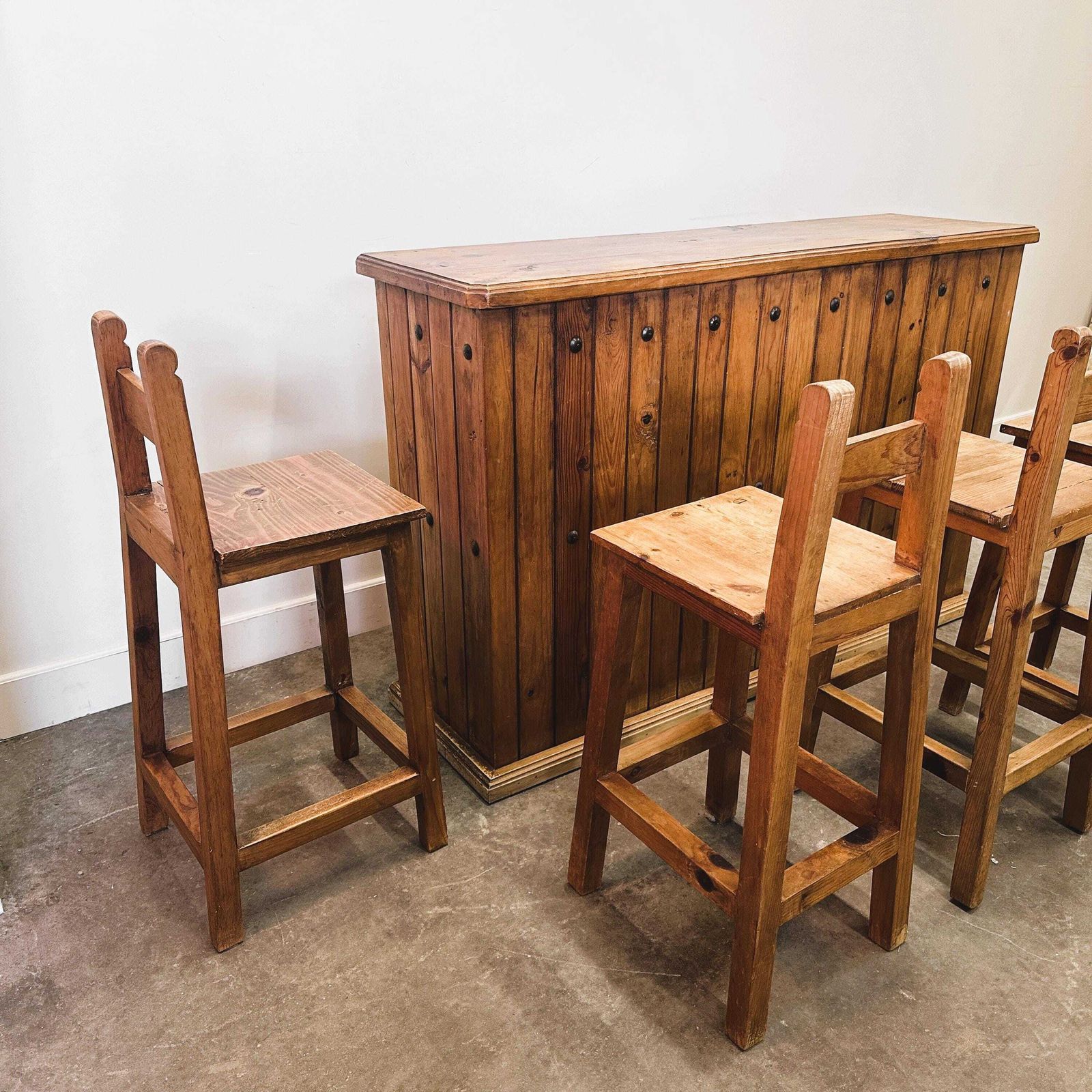 photo furniture Rustieke Massief Houten Bartafel Met 4 Bijpassende Barkrukken – Wijnrek & Opbergruimte – Landelijke Stijl, Jaren 1980