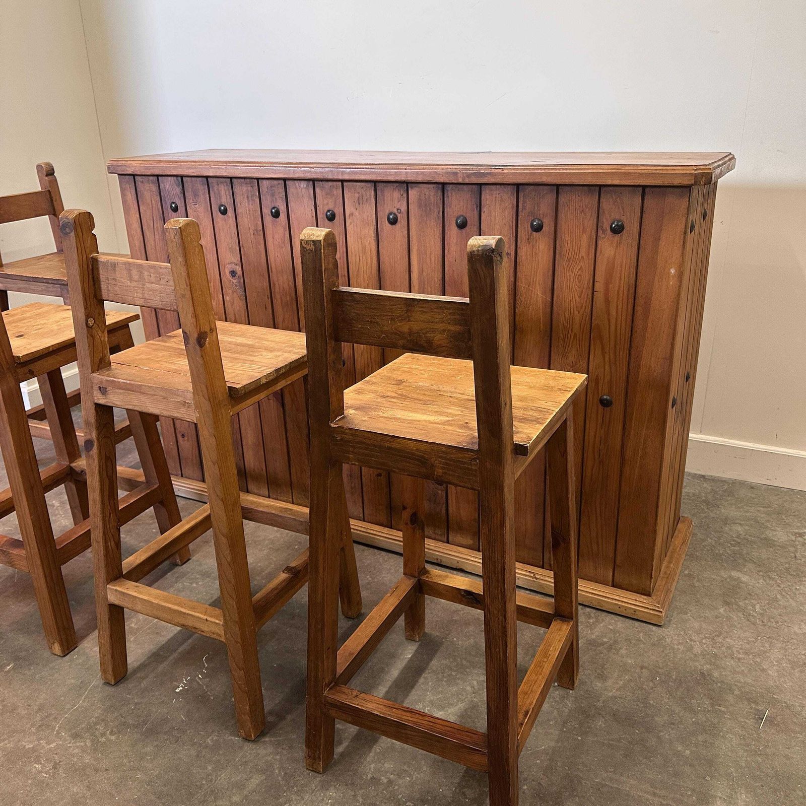 Meubels Rustieke Massief Houten Bartafel Met 4 Bijpassende Barkrukken – Wijnrek & Opbergruimte – Landelijke Stijl, Jaren 1980 photo