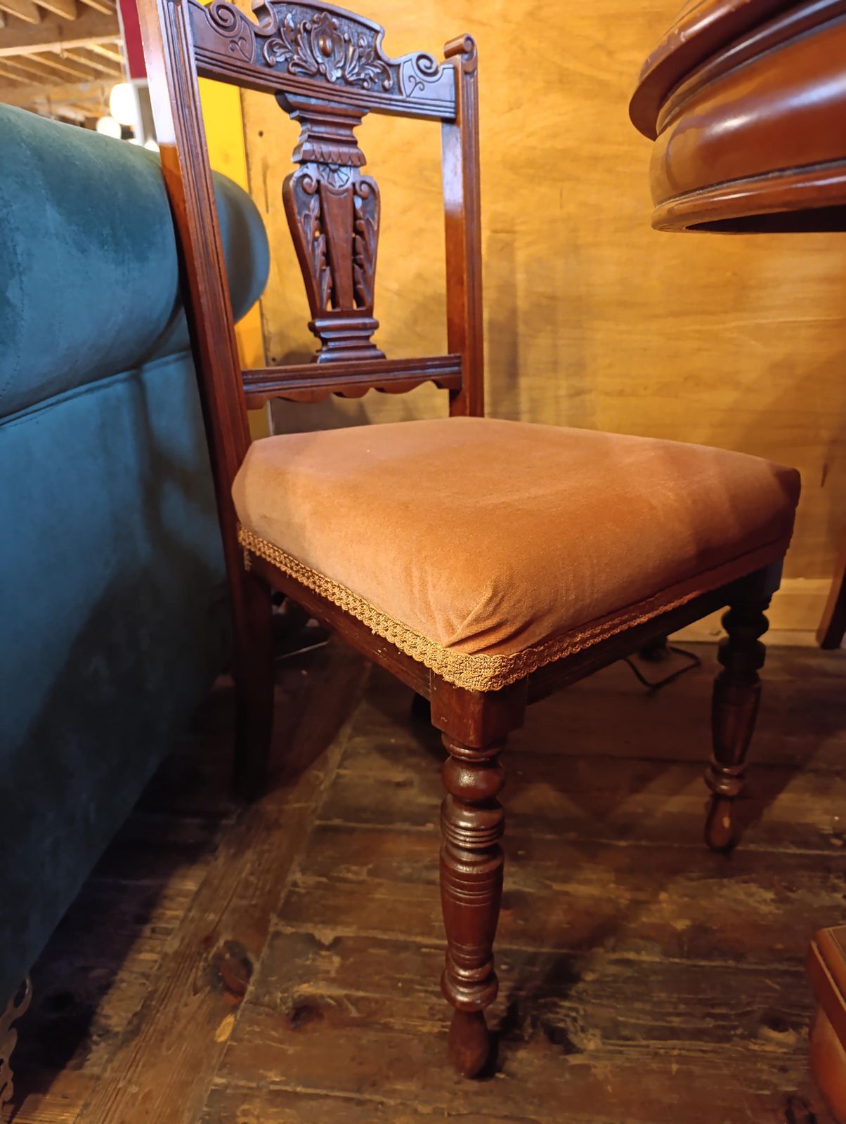 photo vinterior Revival Round Dining Table With 4 Victorian Chairs – Carved Pedestal Base