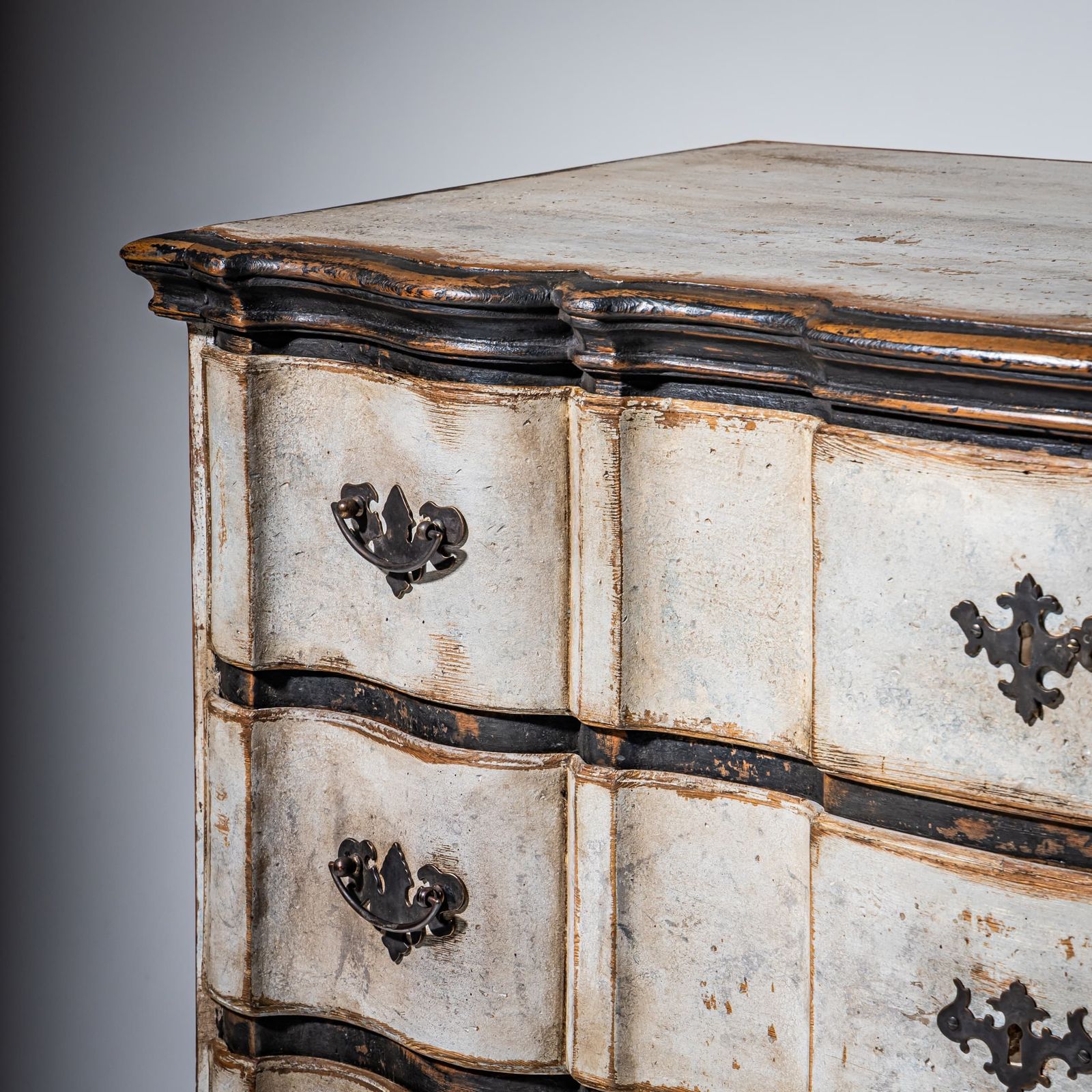 White Painted Baroque Chest Of Drawers, 18th Century photo 3490.0