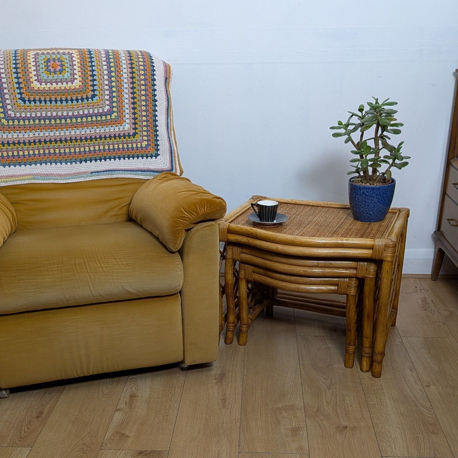 photo vintage Mid Century Bamboo & Rattan Nest Of Tables | Scalloped Arch | Boho Tiki Vintage