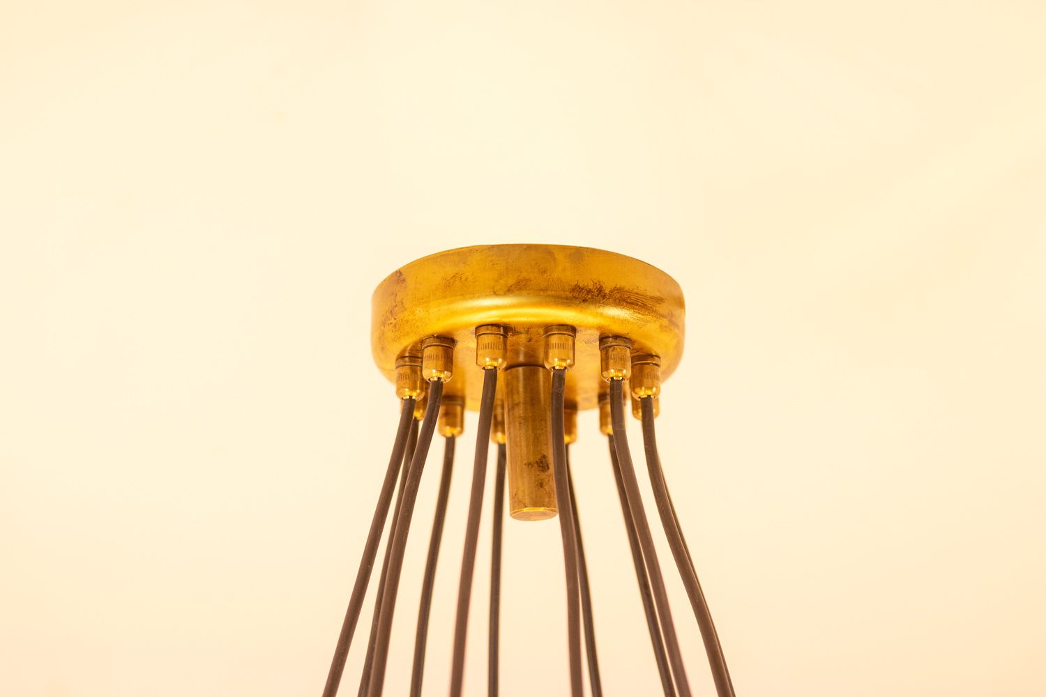 photo furniture 12 Light Chandelier In Patinated Brass And Black Lacquered Metal. Contemporary